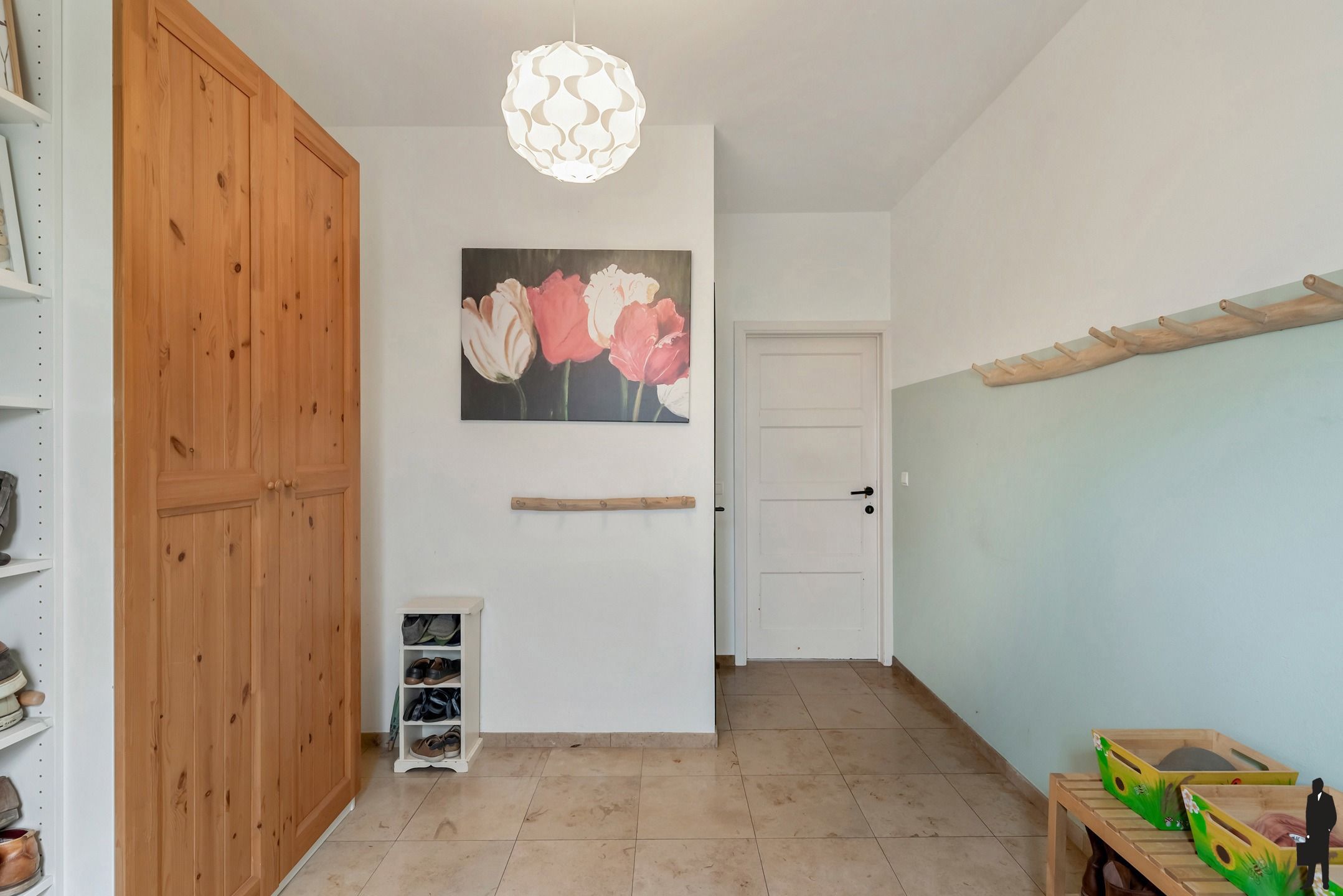 Woning met 4 slks en grote schuur op perceel van ca. 1026m² foto 3