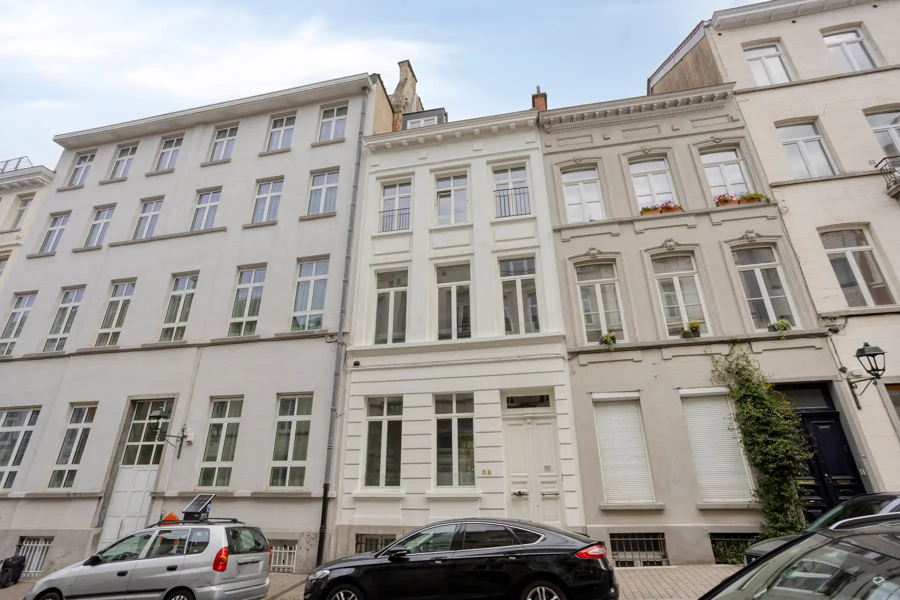 Prachtig gerenoveerd 2-slaapkamerappartement met tuin foto 2