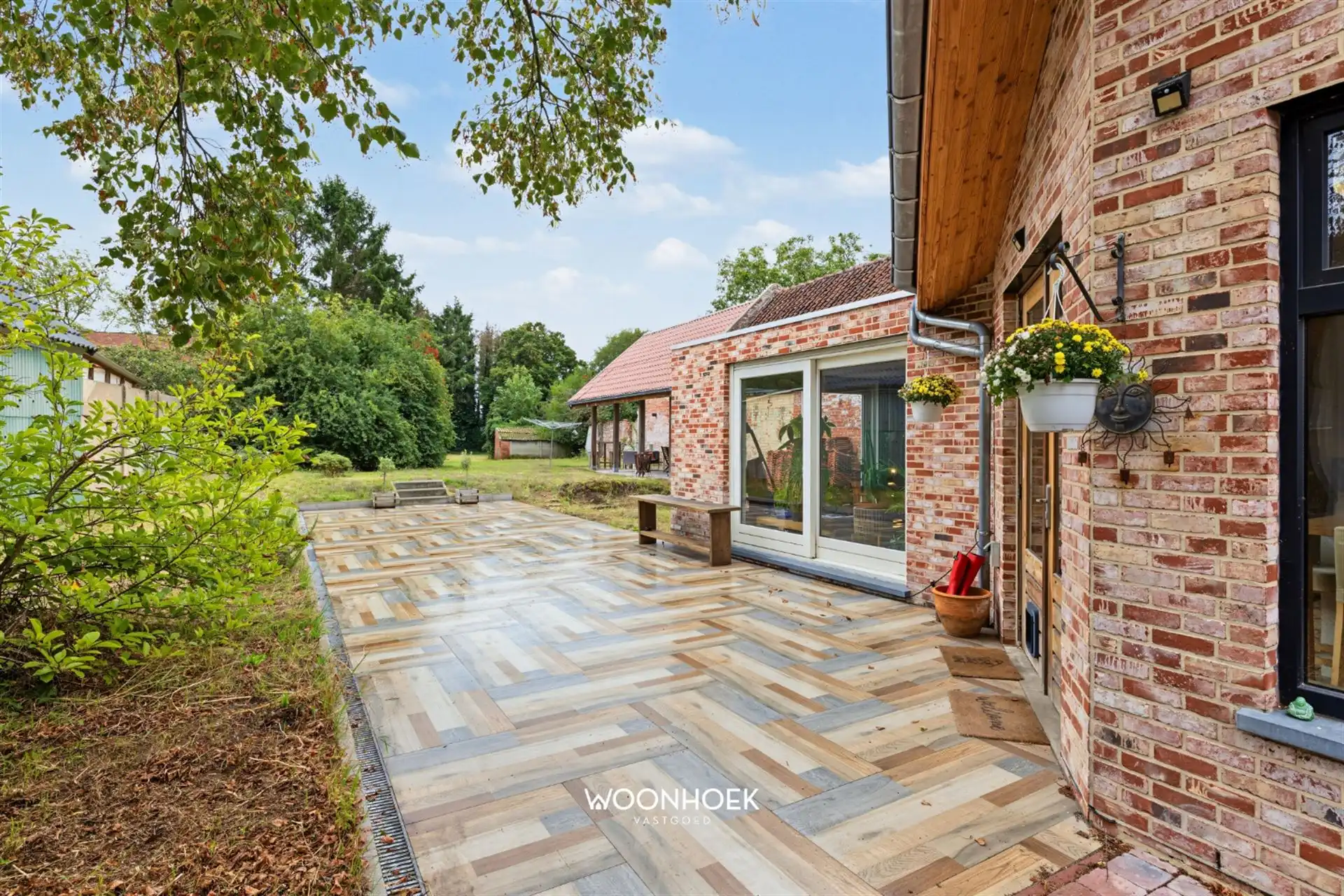 Halfopen bebouwing op een royaal perceel van 1.595 M² foto 4