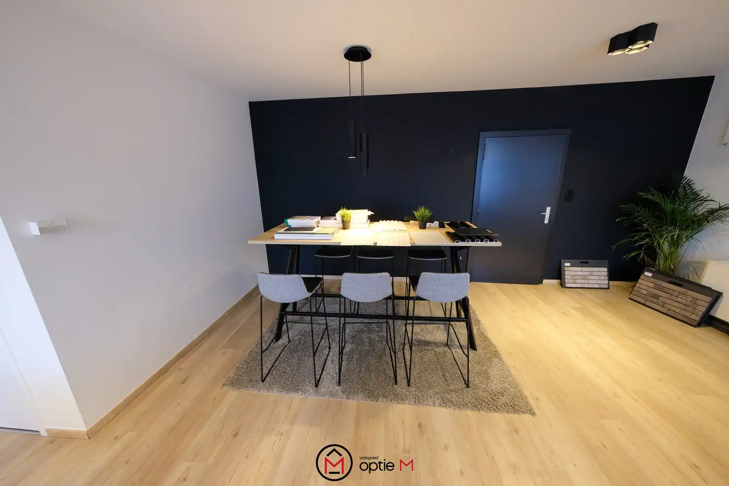 RUIM KANTOORGEBOUW OP TOPLIGGING IN BILZEN foto {{pictureIndex}}