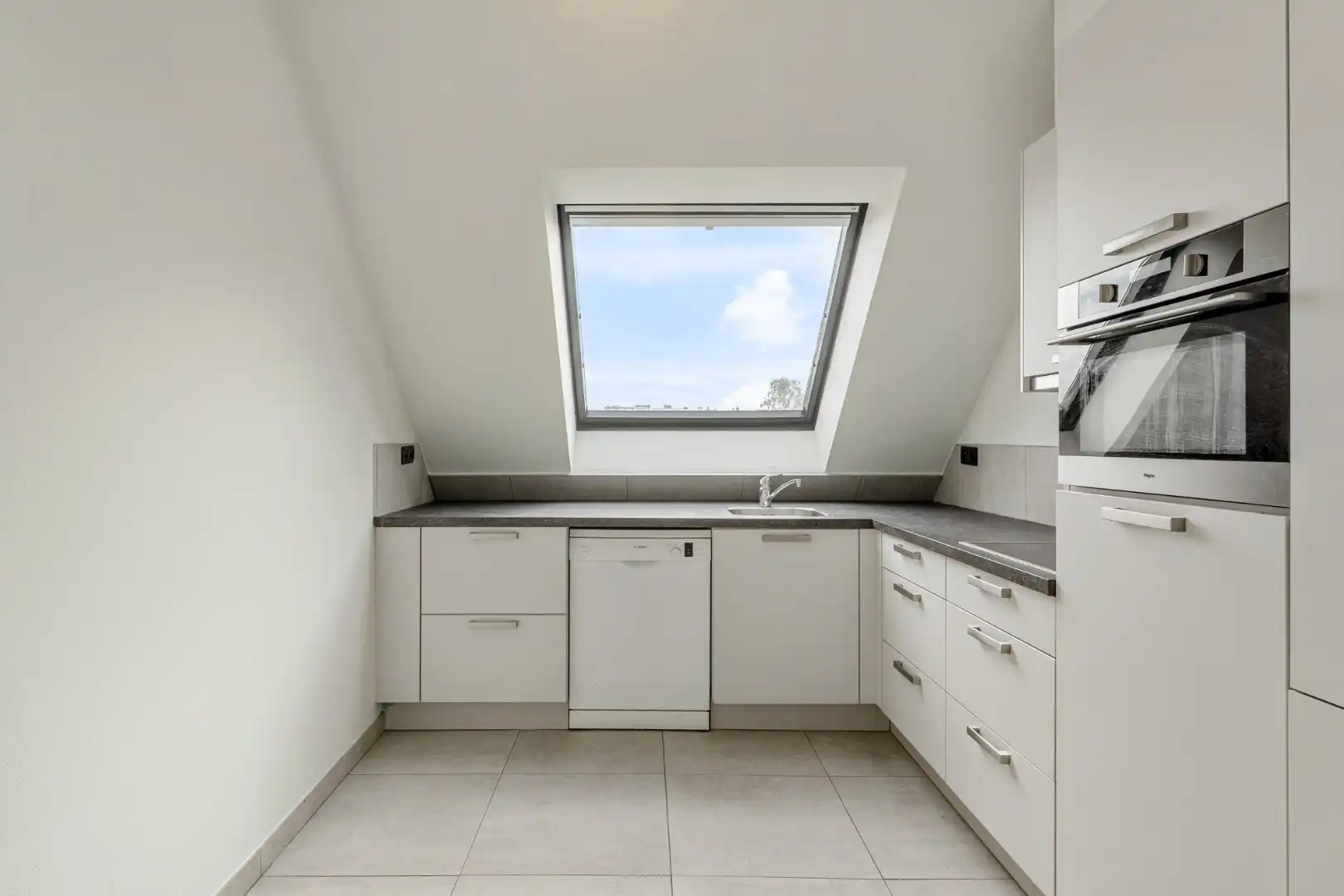 Recent gerenoveerd Duplex appartement met 3 slaapkamers en garagebox in het centrum van Hasselt. foto 10