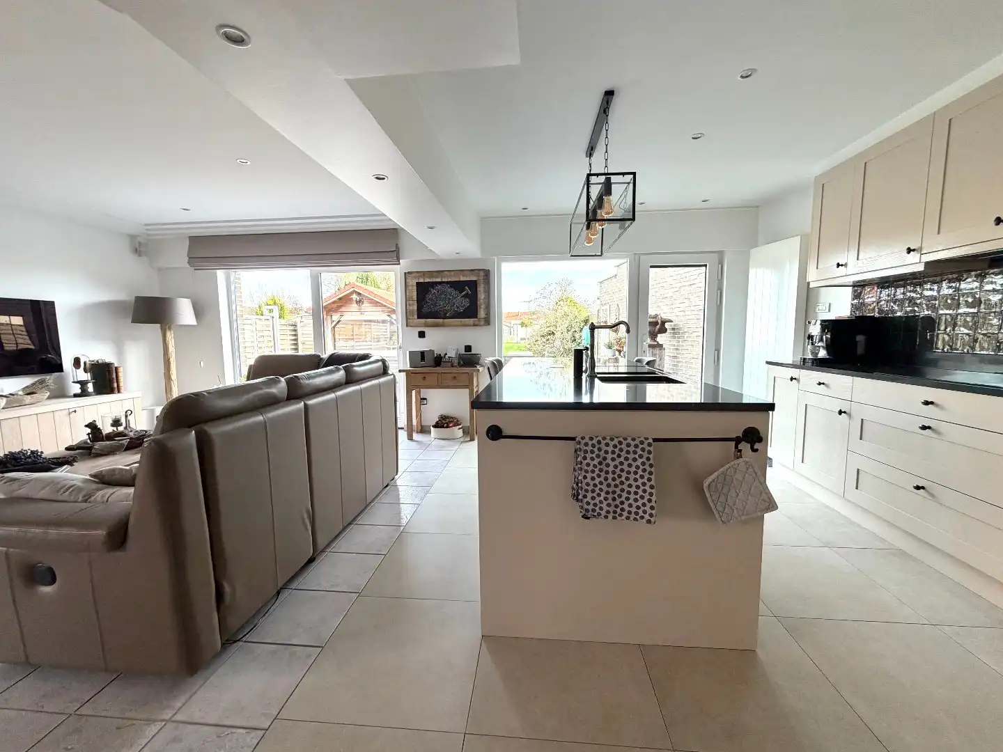 Instapklaar wonen? Ontdek deze woning met 4 slaapkamers, poolhouse en nieuwe badkamer. foto 8