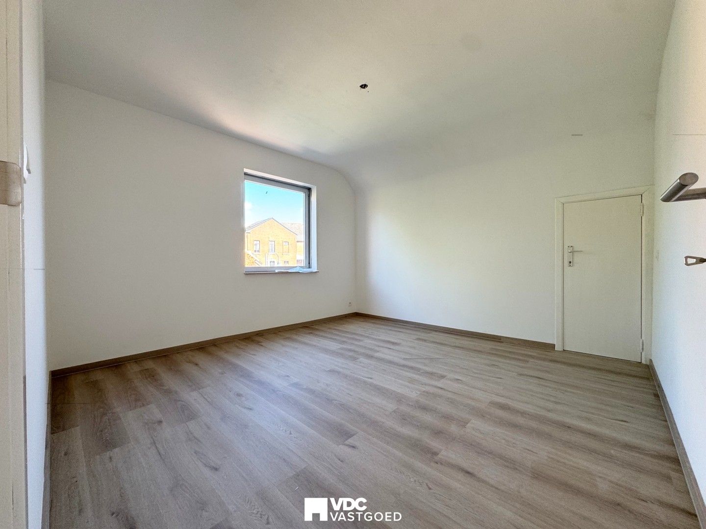 Volledig gerenoveerd appartement met 2 slaapkamers, garage en tuintje foto 9