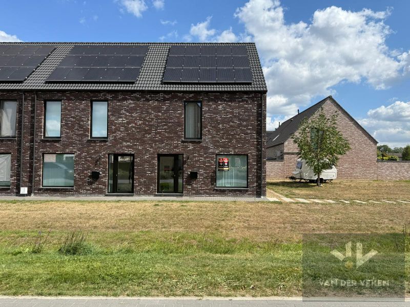 ZEER RECENTE, BIJNA ENERGIENEUTRALE WONING IN GODSHEIDE foto {{pictureIndex}}