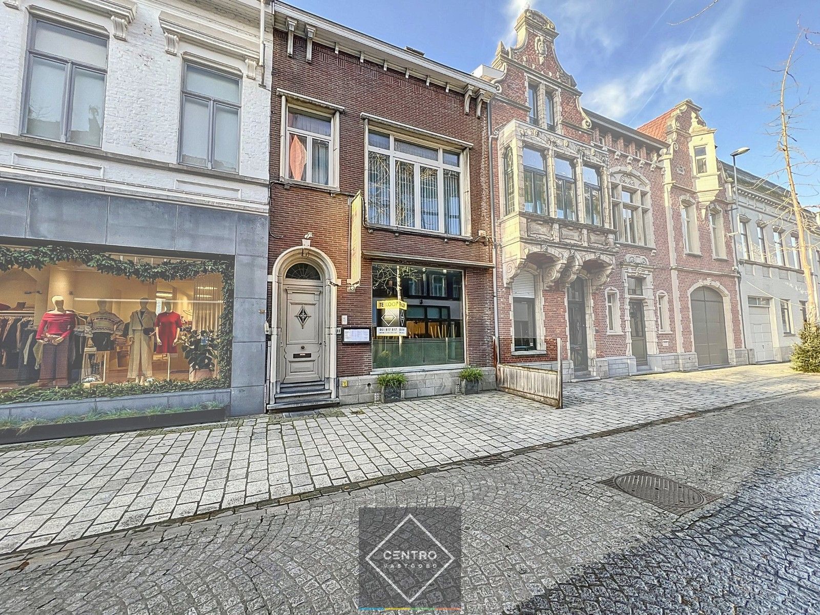 Charmant herenhuis in HARTJE Roeselare, ideaal voor horeca, als kantoor- of praktijkruimte of als WOONST ! foto 2