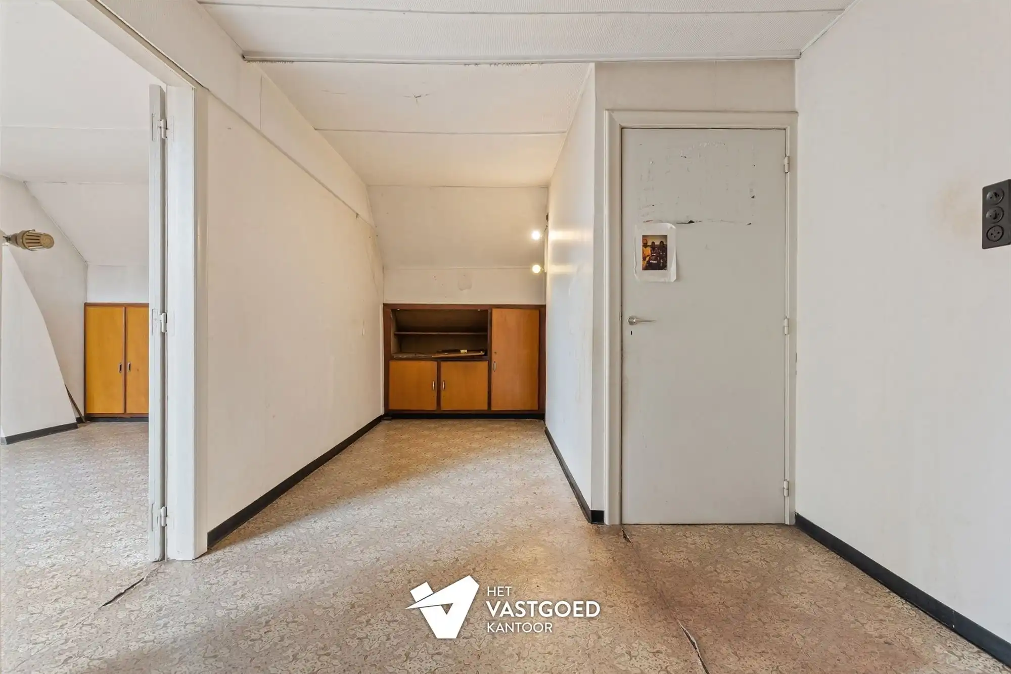 ZEER RUIME, DEELS GERENOVEERDE WONING MET RUIME, ZUIDGERICHTE TUIN foto 25