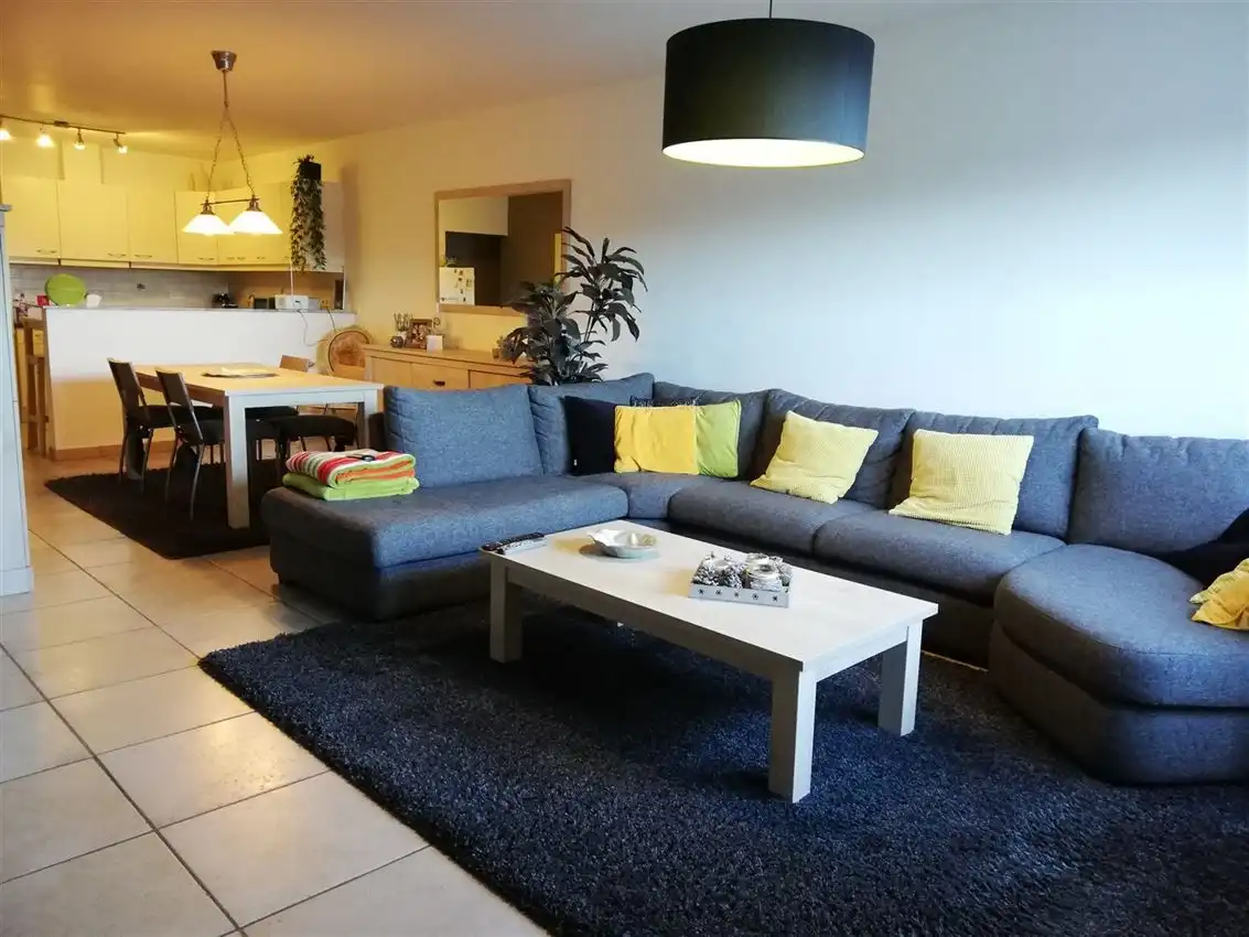 Verzorgd gelijkvloers app. met 2 slpk., terras en garage foto 2