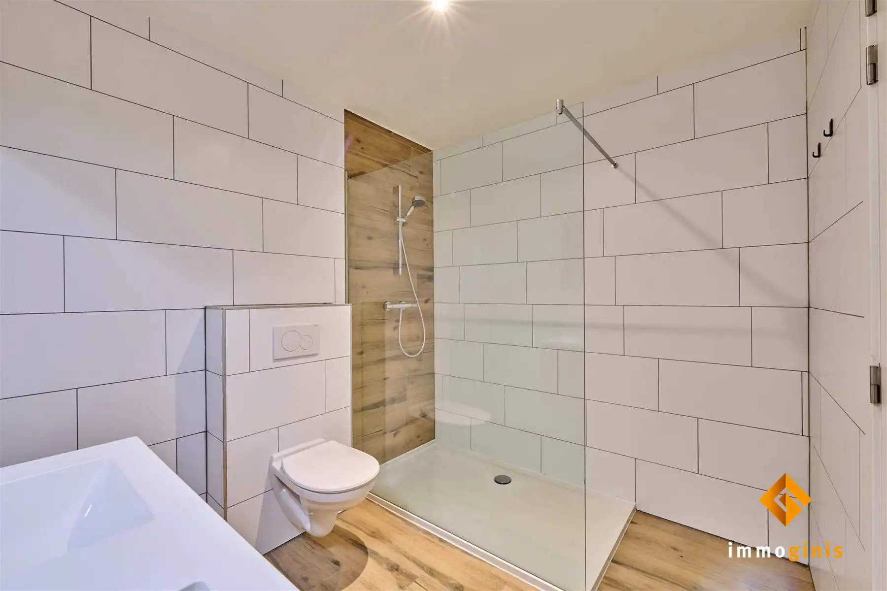 Ruim duplexappartement met 2 slaapkamers, groot terras, kelderberging en carport. foto 9