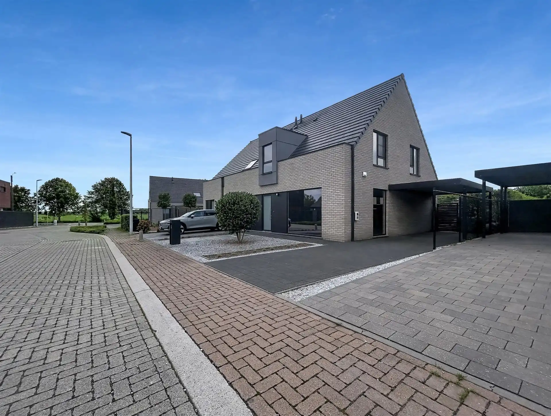 Energiezuinige half open bebouwing met 3 slaapkamers, ingemaakt zwembad en carport  op toplocatie  foto {{pictureIndex}}