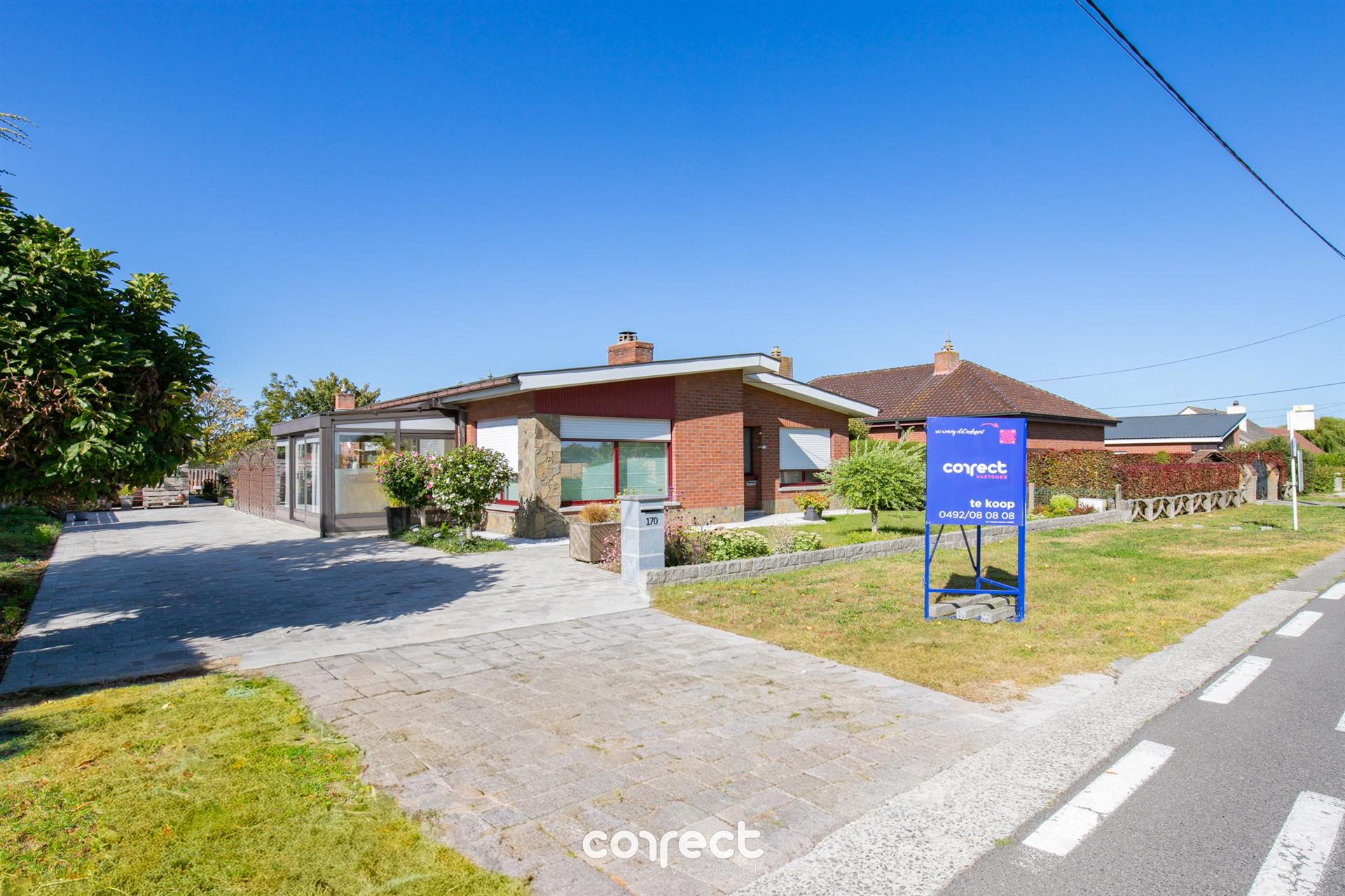 Hoofdfoto van de publicatie: Instapklare laagbouwvilla met tuin, ruime oprit met garage. 