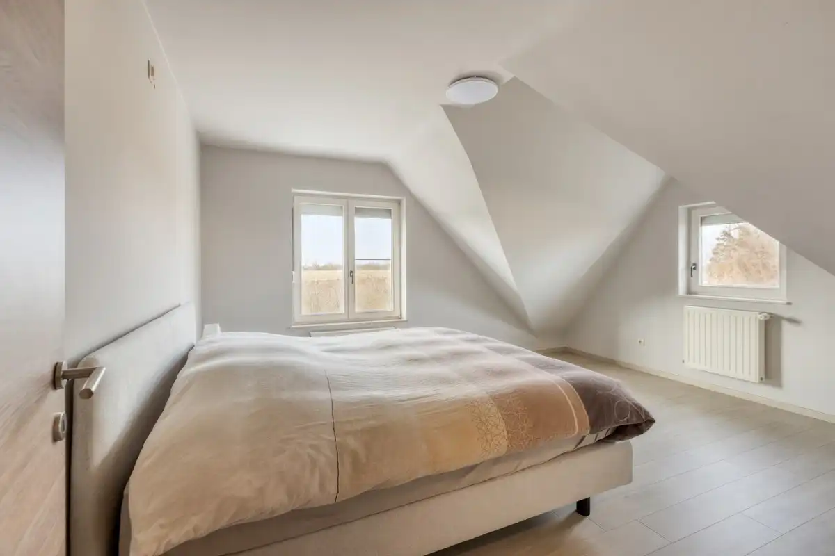 Instapklare villa met 3 slaapkamers, grote bureelkamer en garages foto 24