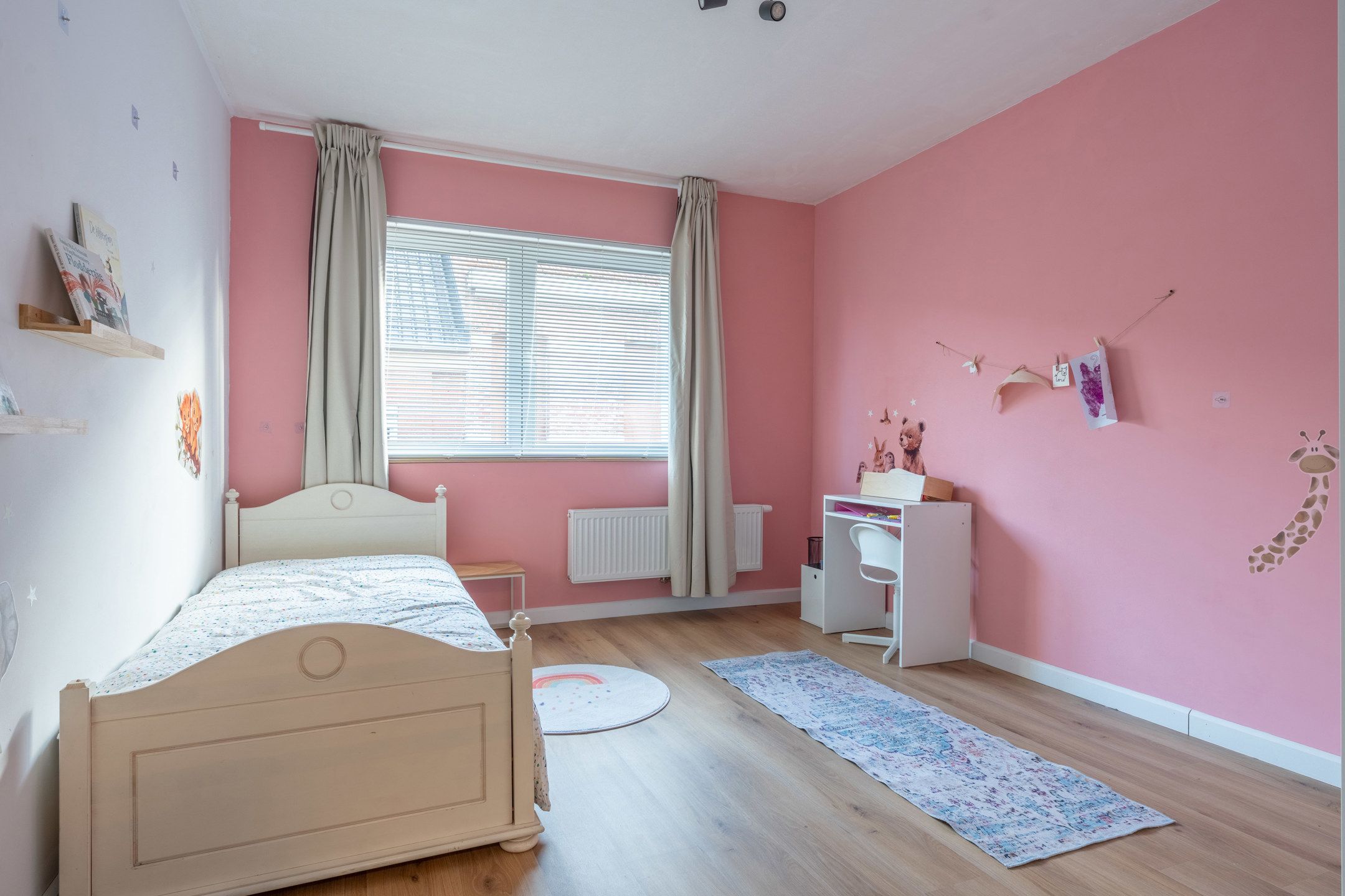 Recent gerenoveerde woning met 4 slpks en zij-ingang! foto 12