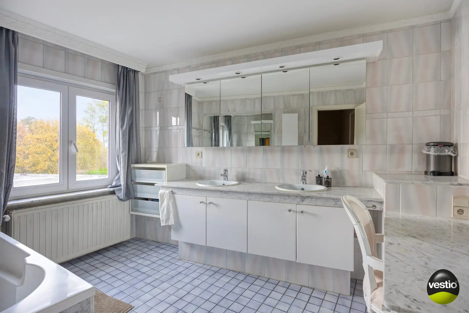 Handelshuis met absolute topligging en verhuurd bovenliggend appartement in hartje Alken. foto 17