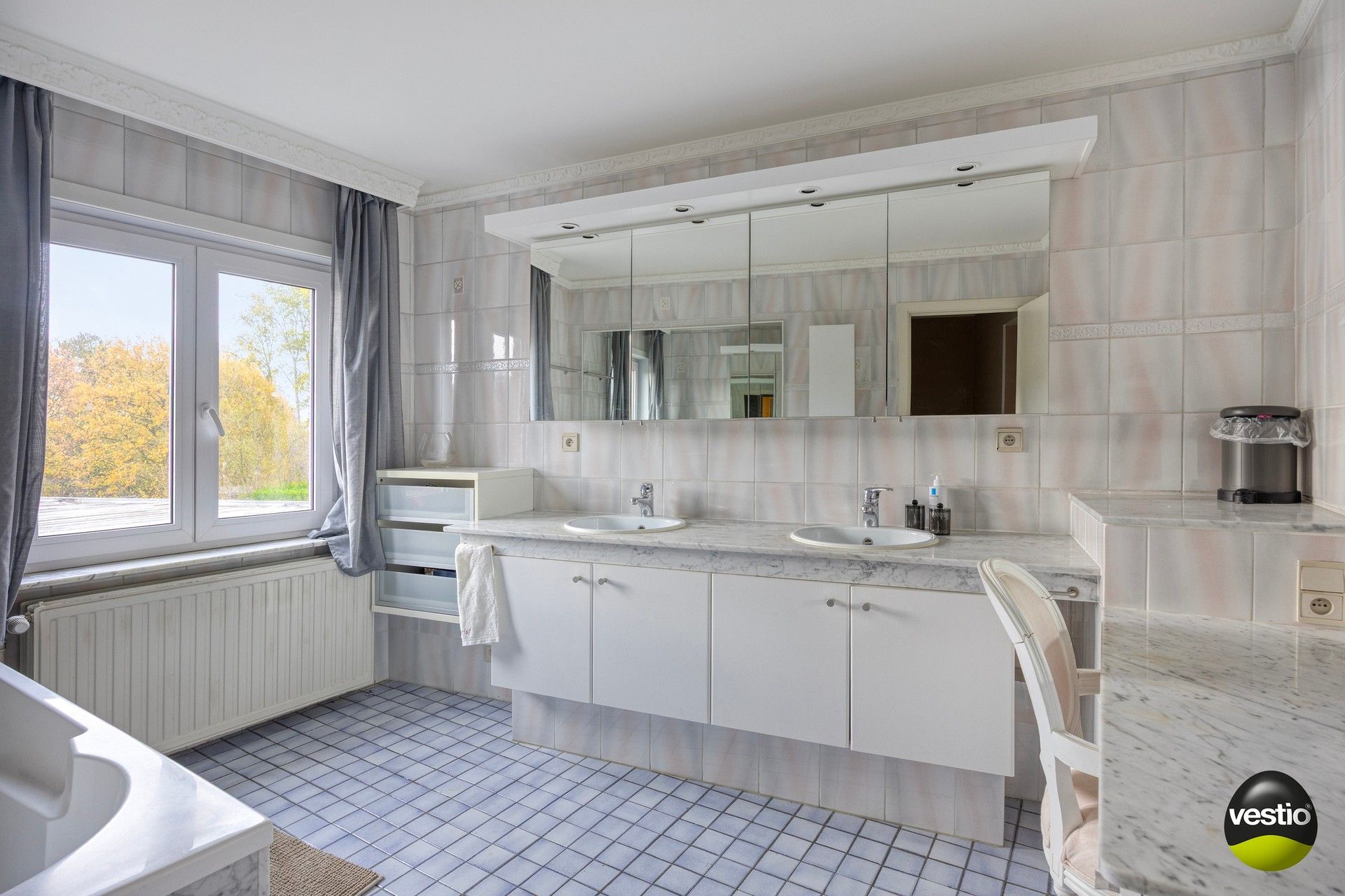 Handelshuis met absolute topligging en verhuurd bovenliggend appartement in hartje Alken. foto 17