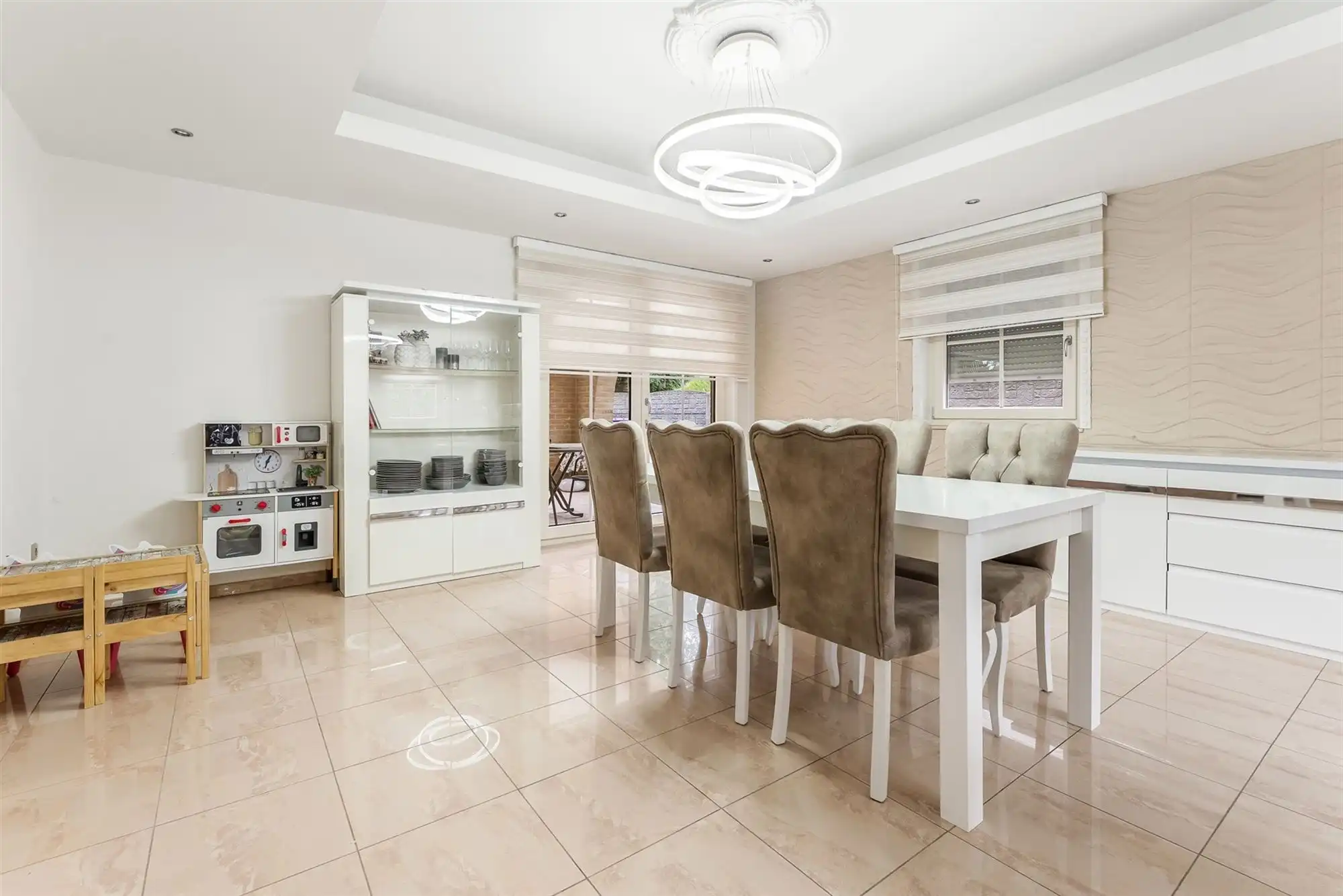 ZEER RUIME, GOED ONDERHOUDEN WONING (269M²) MET 4 SLAAPKAMERS EN RUIME GARAGE OP EEN PERCEEL VAN 10ARE TE BEVERLO foto 5