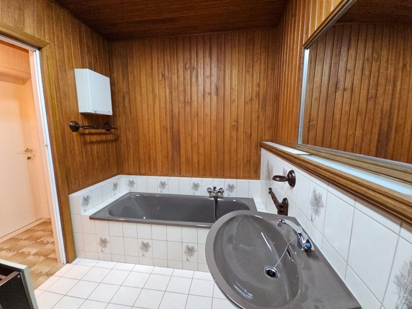 Volledig onderkelderde villa met zongerichte tuin foto 16