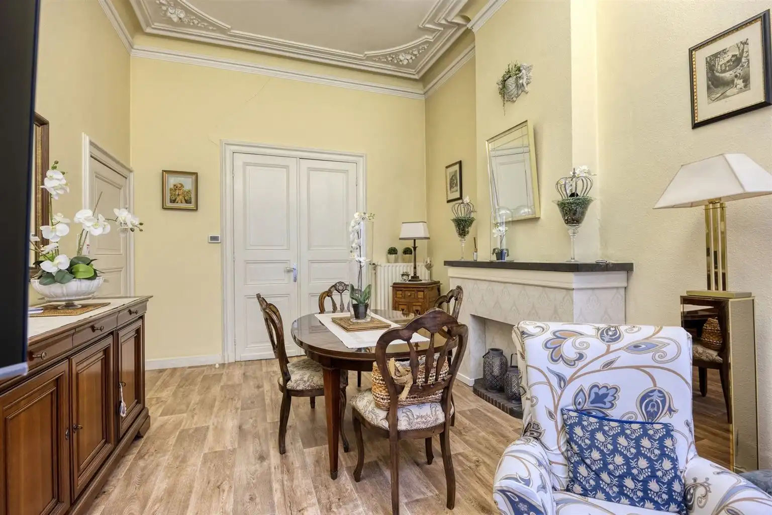 Prachtige karaktervolle stadswoning voorzien van 6 slaapkamers, ruime buitenkoer en vrijstaande garage in het centrum van Maaseik.  foto 8