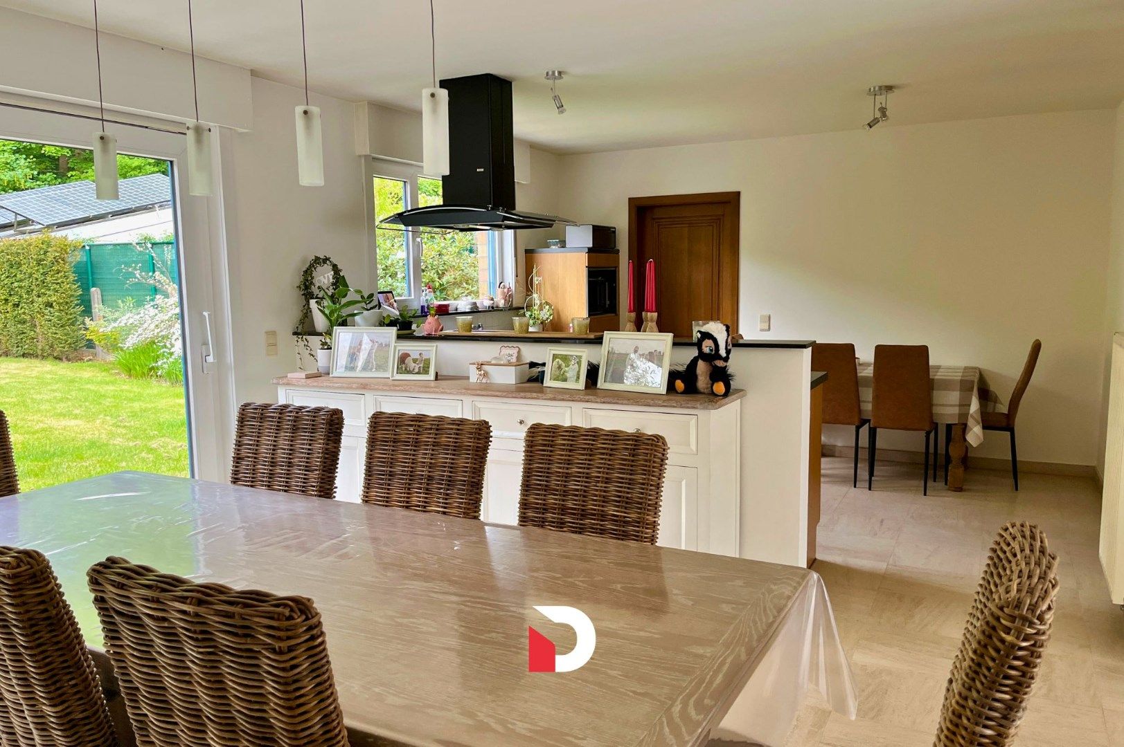 Ruime half open woning met 3 slaapkamers en prachtige tuin foto 4