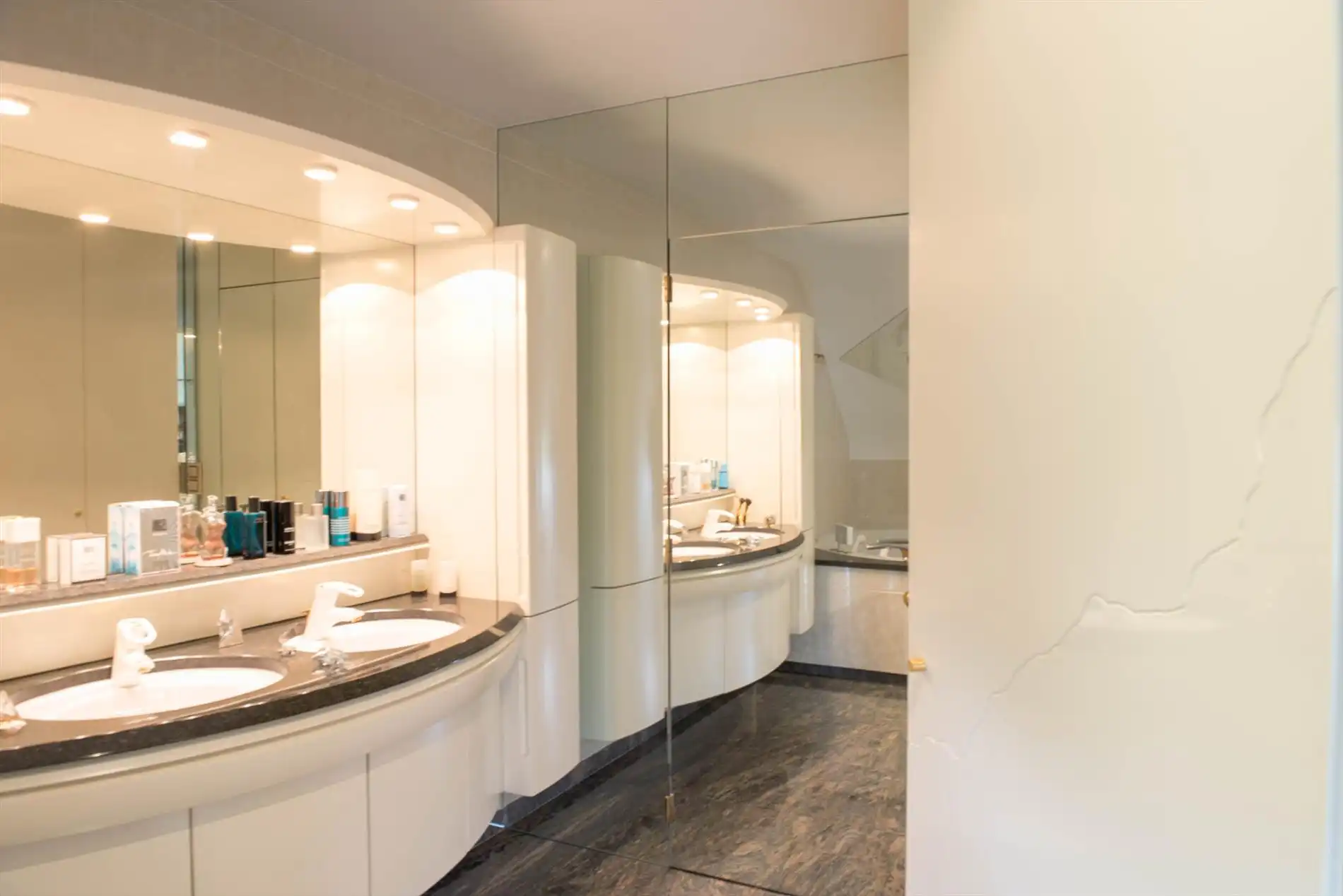 Mooie stijlvilla met kwalitatieve afwerking en zeer verzorgde tuin met oprijlaan. foto 19