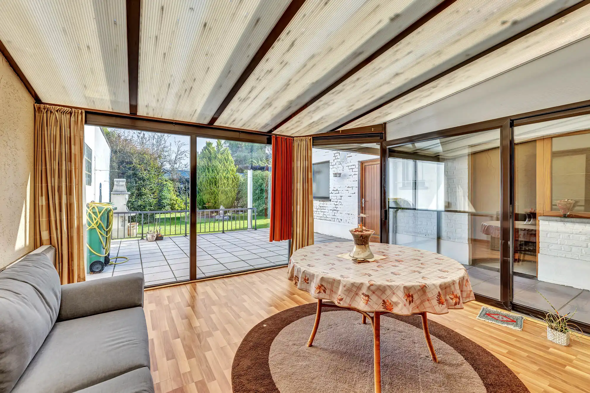Robuuste woning met ruime garage en tuin foto 10