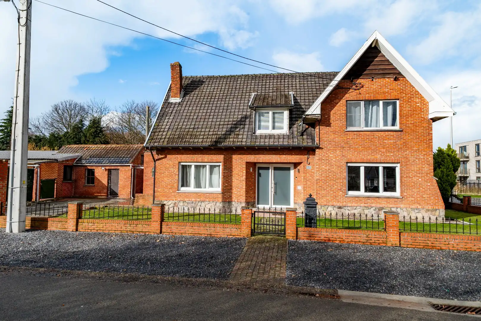  Ruime gezinswoning met polyvalente zij-aanbouw foto {{pictureIndex}}