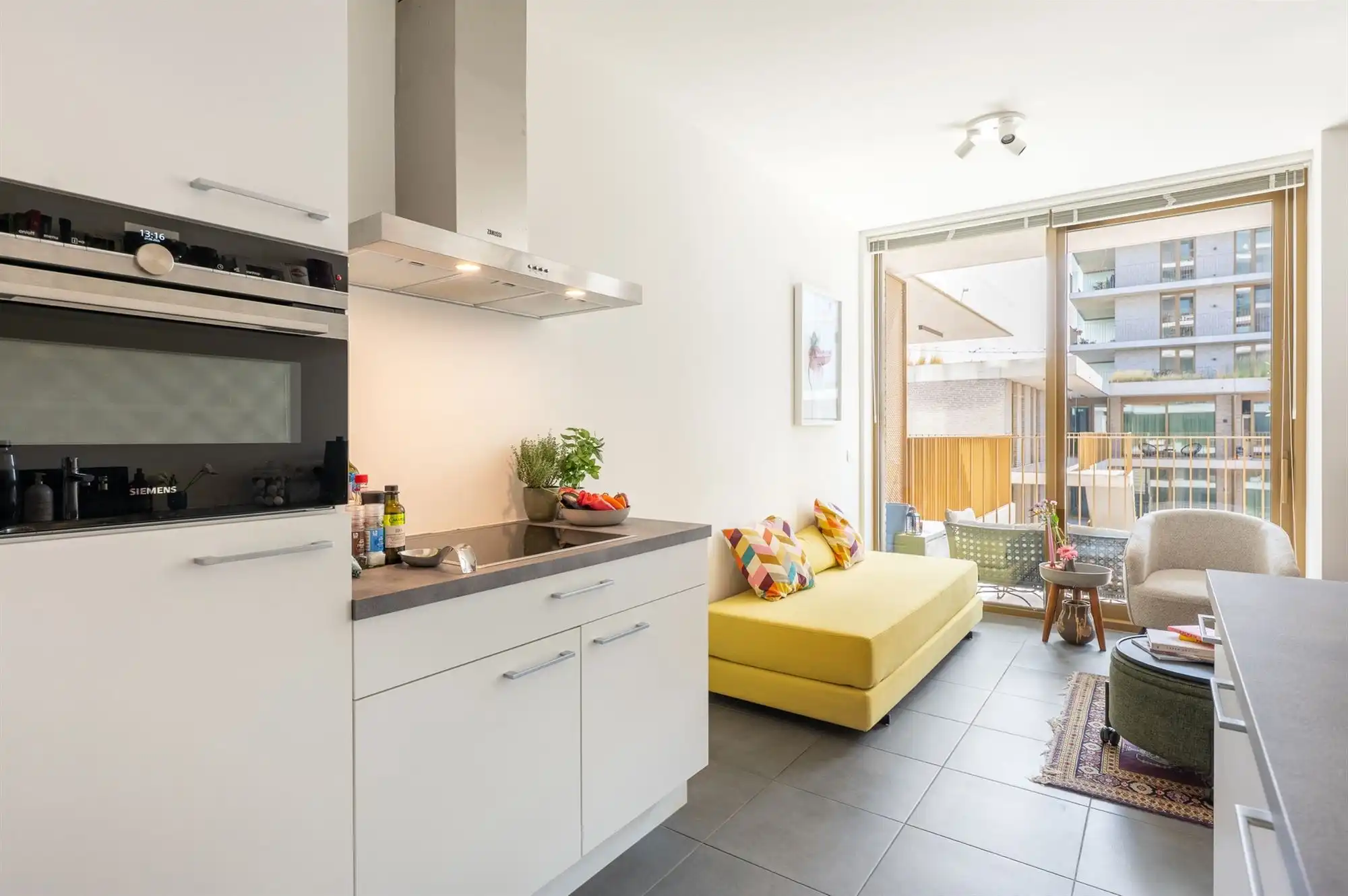 Nieuwbouw studio met ruim terras foto 7