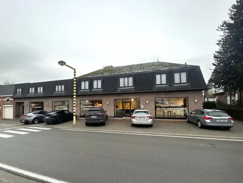 Ruime handelsruimte/toonzaal (338 m²) met 6 privéparkings – toplocatie! foto 2