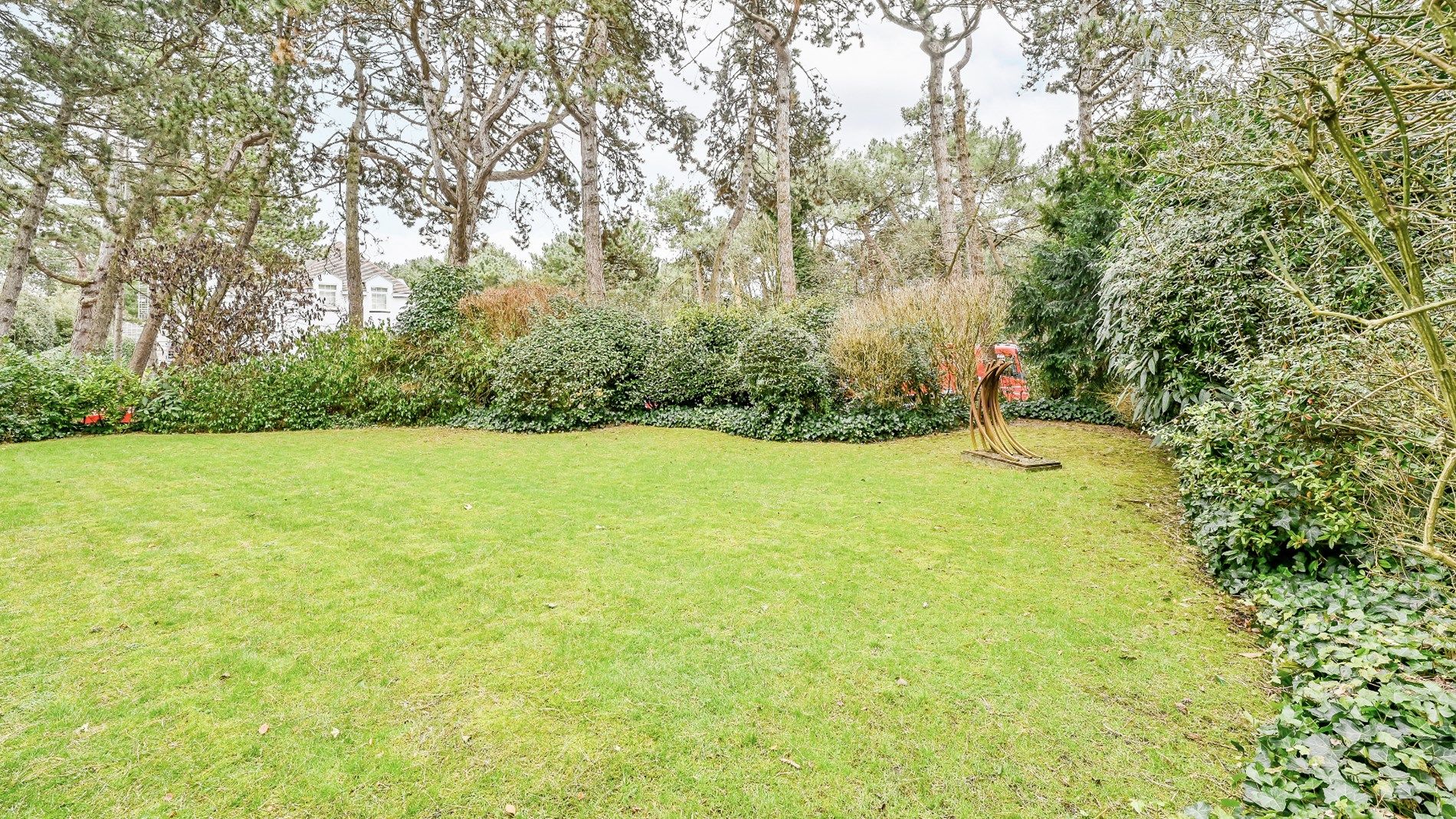 Klassevolle villa gelegen in alle rust vlak aan de Royal Zoute Golf en op wandelafstand van het strand en het centrum foto 5