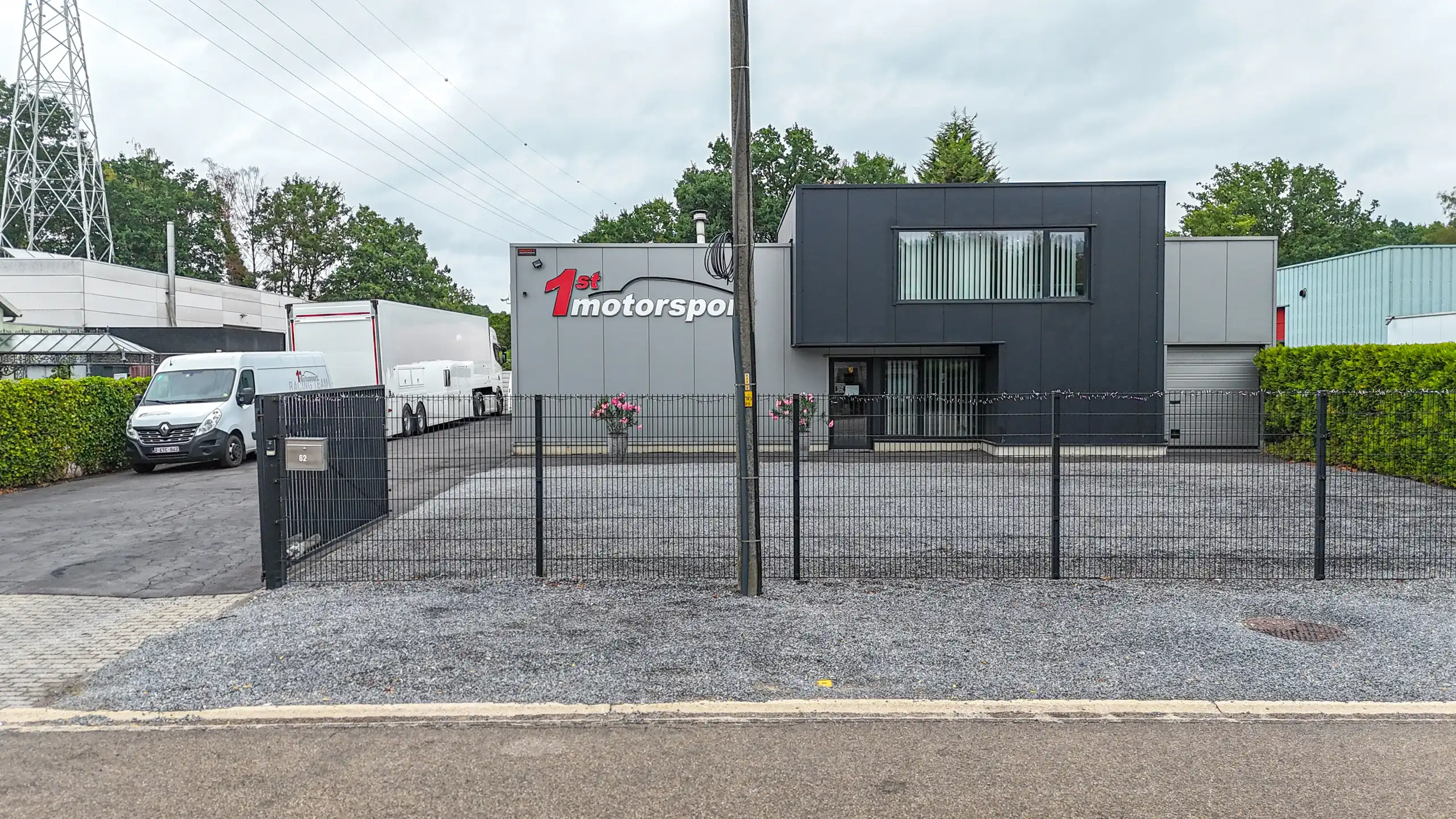 Gelijkvloerse woning met ruim magazijn en zwembad! foto 70