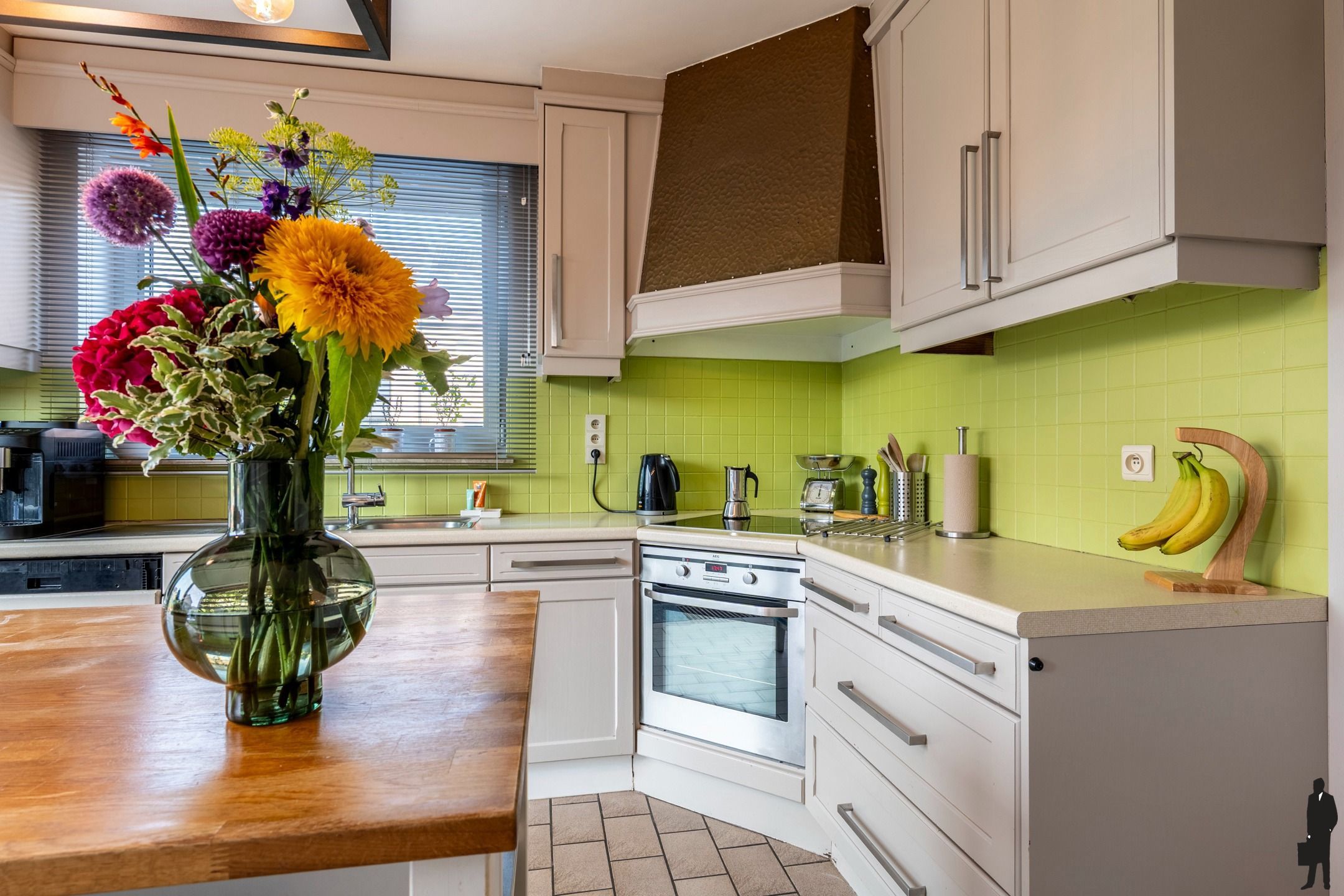 Stijlvolle woning met 3 slpk., 2 gar. en ruime tuin op 410m² foto 6