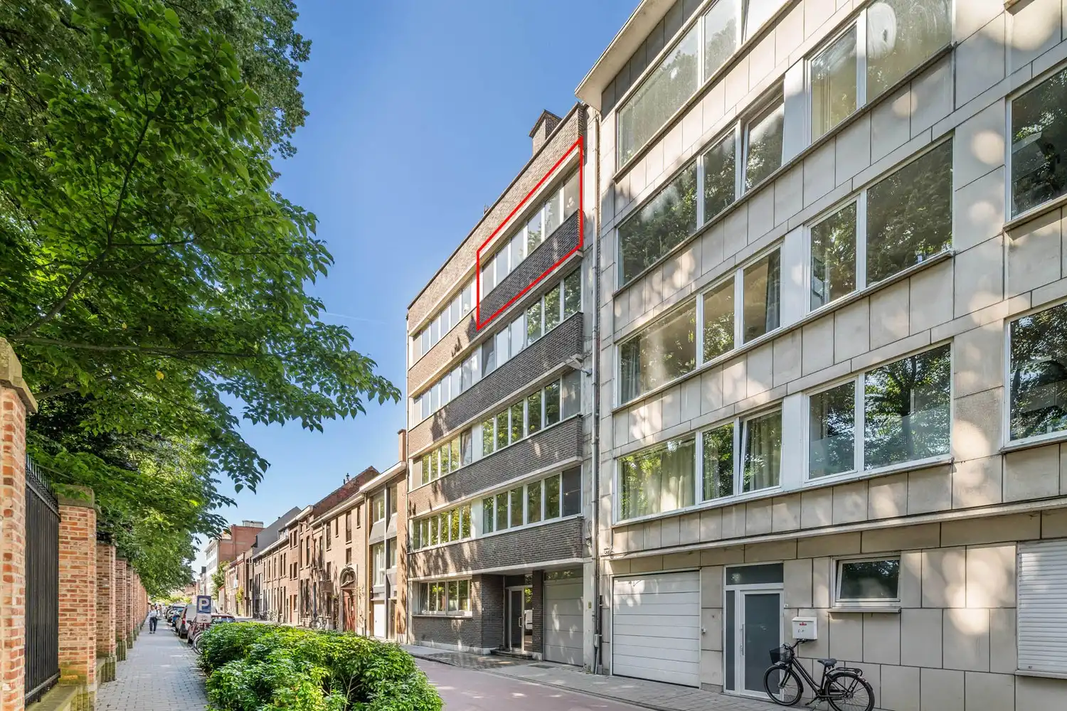 Goed gelegen, lichtrijk en energiezuinig appartement met 2 slaapkamers, een terras en een gemeenschappelijke tuin tegenover de botanische tuin en nabij het UZ Gasthuisberg te centrum Leuven! foto {{pictureIndex}}