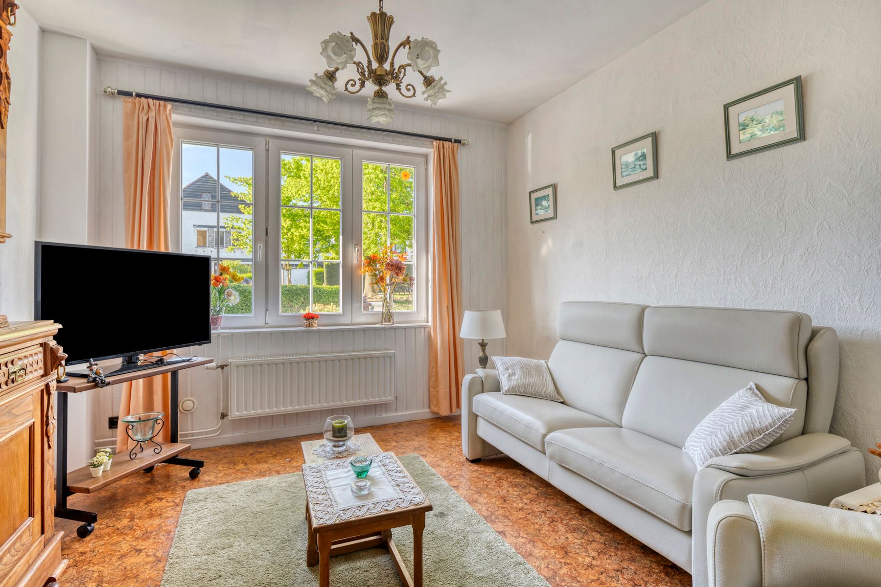 Te renoveren rustig gelegen woning met 4 slaapkamers foto 5