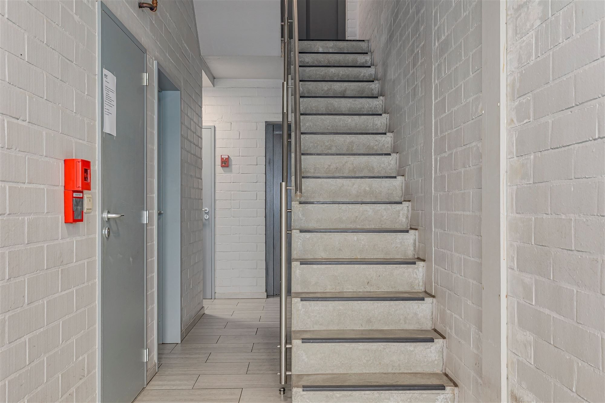 Recent appartementsgebouw met 5 appt + garage in Merksem foto 2