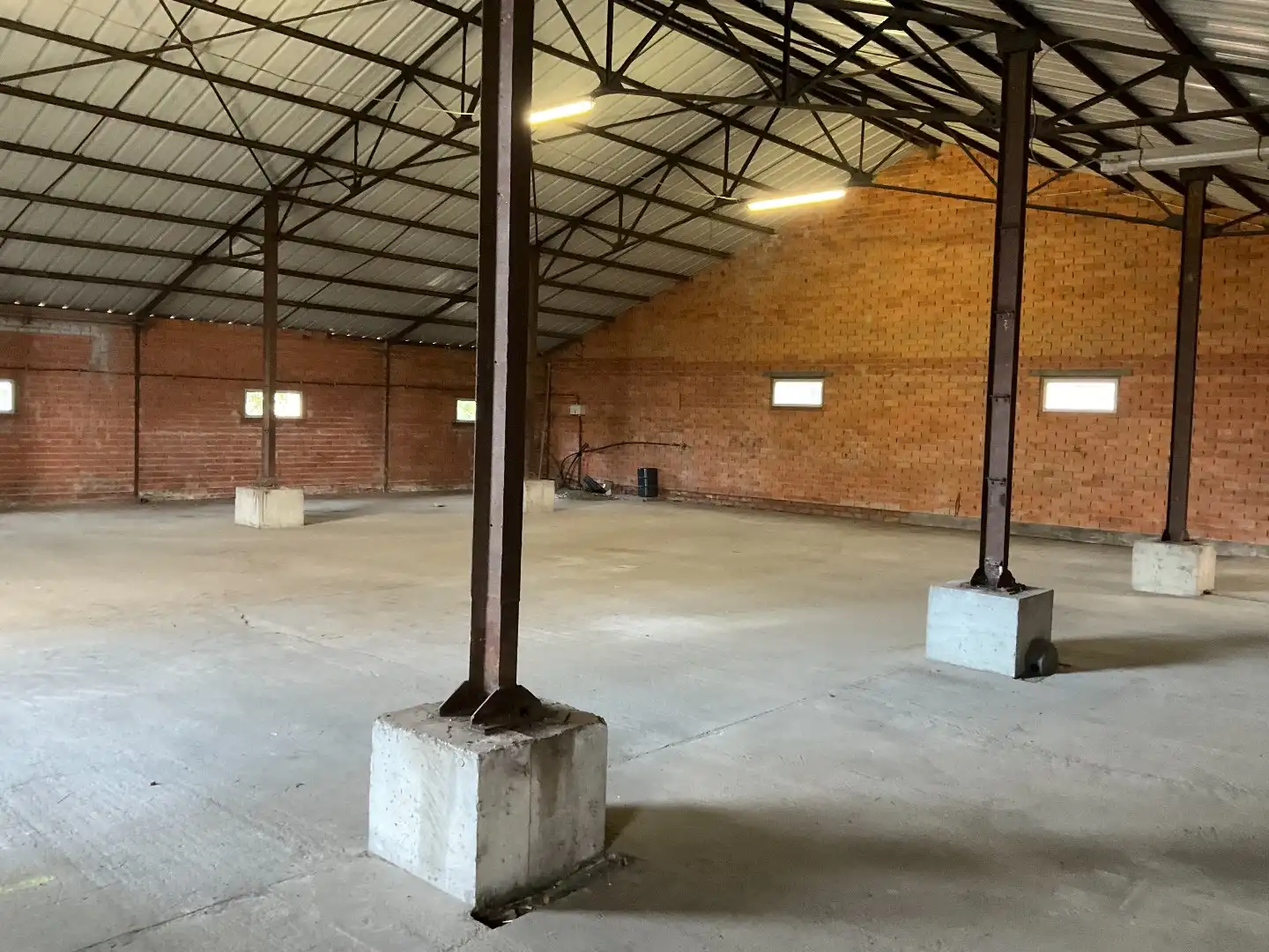 Ruime loods/opslagruimte (300 m²), gunstig gelegen te Lichtervelde foto 4