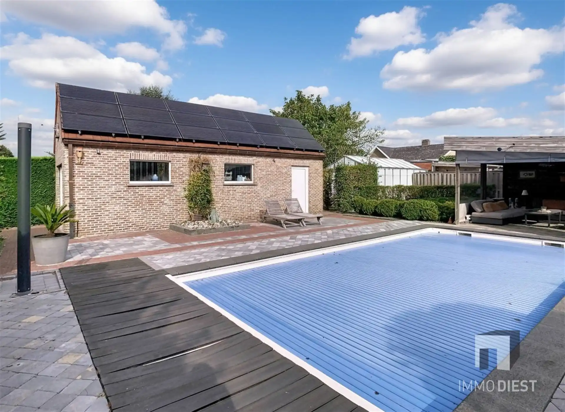 Energiezuinige en prima onderhouden gezinswoning met 4/5 slaapkamers en zwembad op 10 are. foto 43