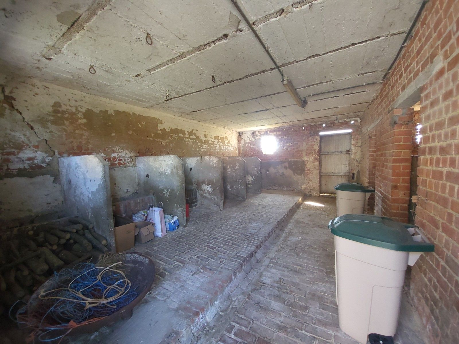 Alleenstaande woning met grote weide en stalling foto 17