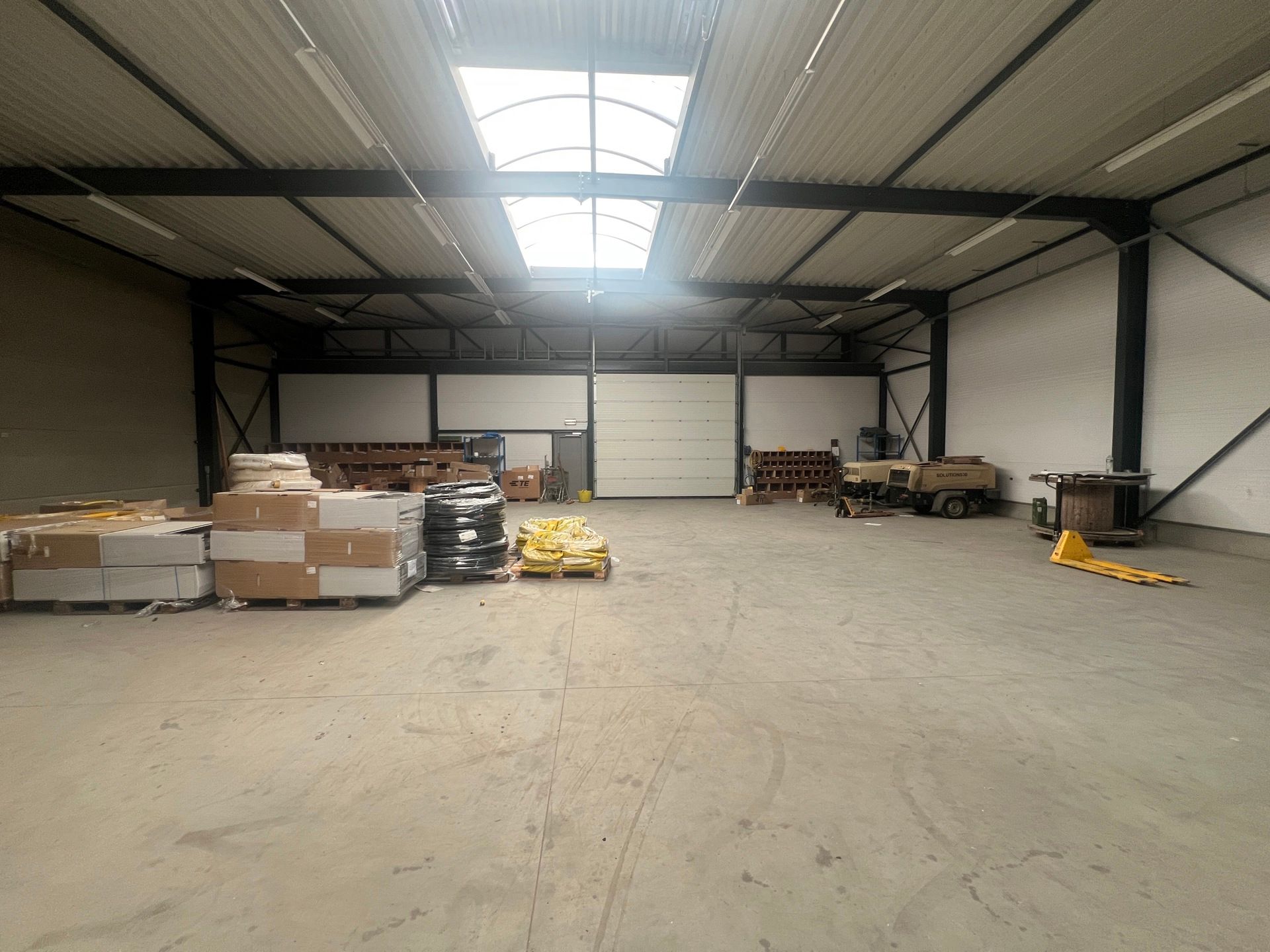 MULTIFUNCTIONEEL BEDRIJFSGEBOUW MET APPARTEMENT EN BUITENTERREIN foto 5