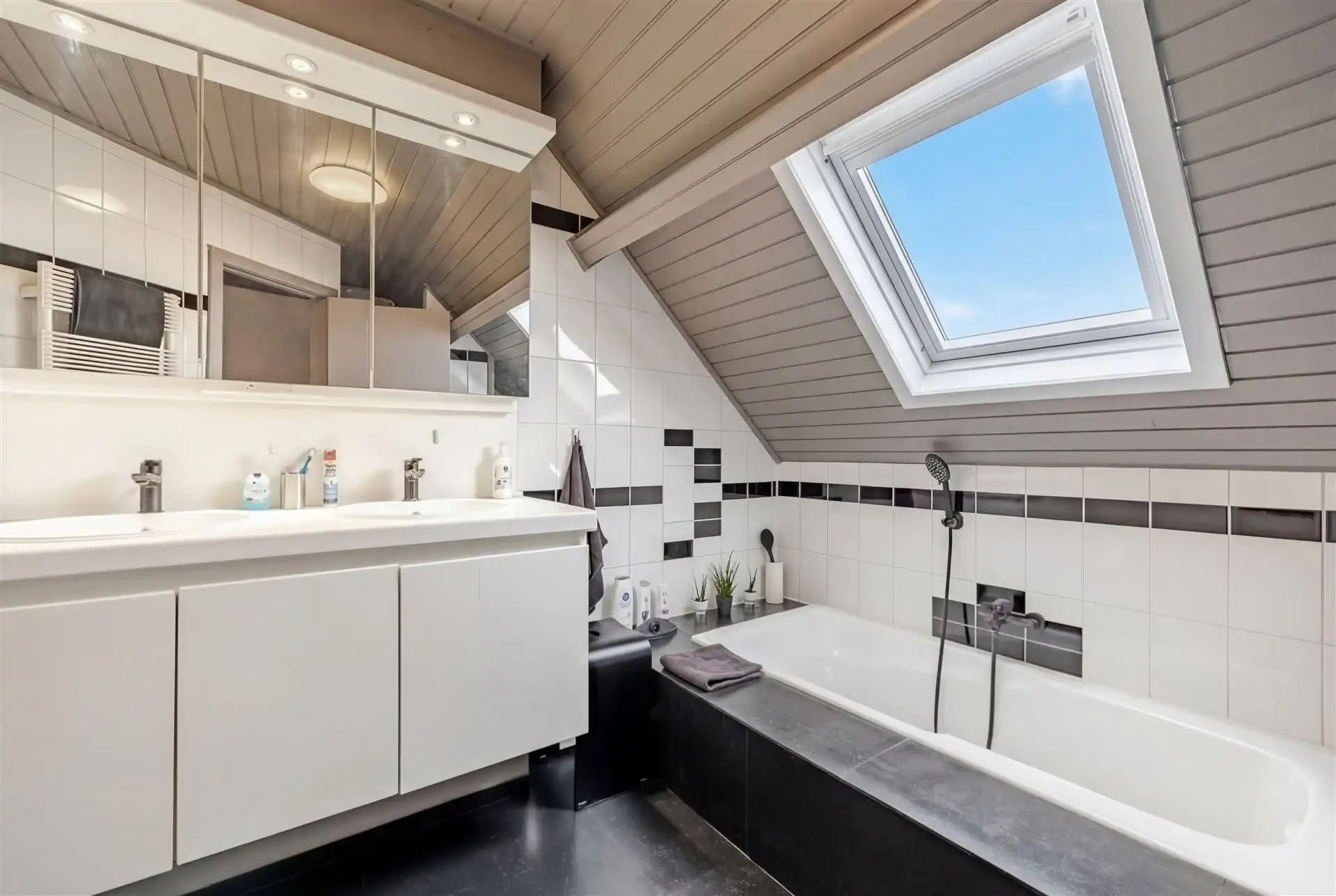 Prachtig winkelpand met duplex op groot perceel foto 20