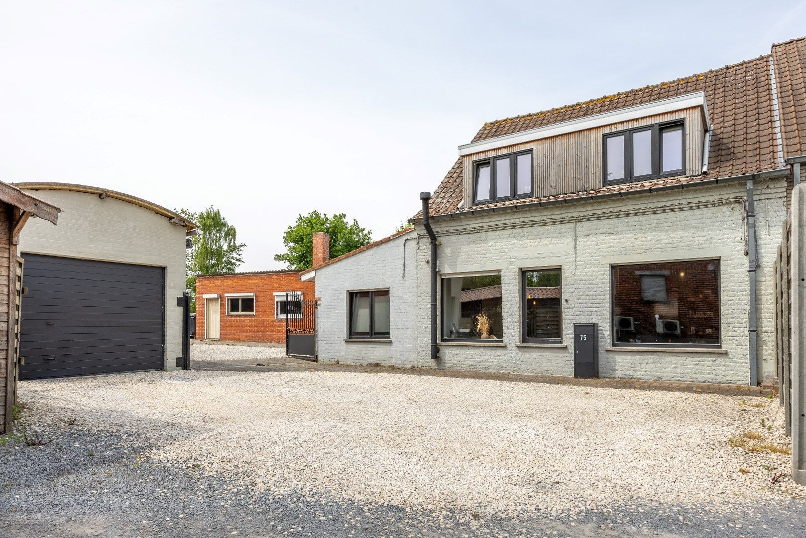 Hoofdfoto van de publicatie: Verder op te knappen woning op 1.218 m² grond