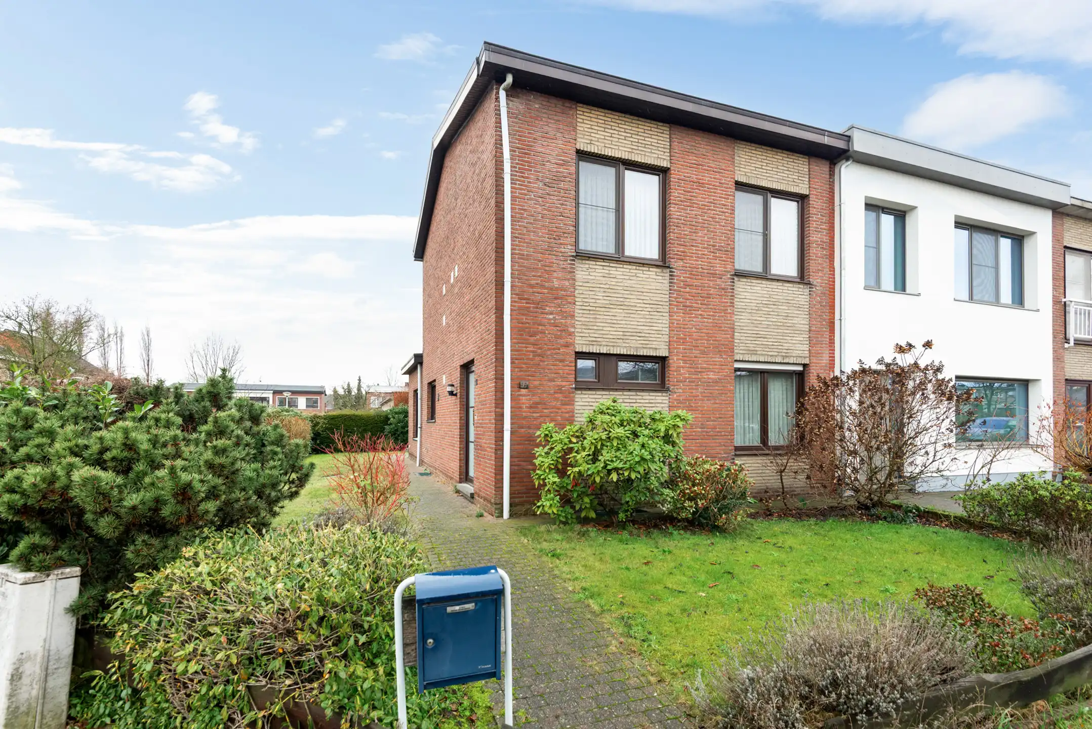 Halfopen woning met dubbele garage op mooie locatie foto 4