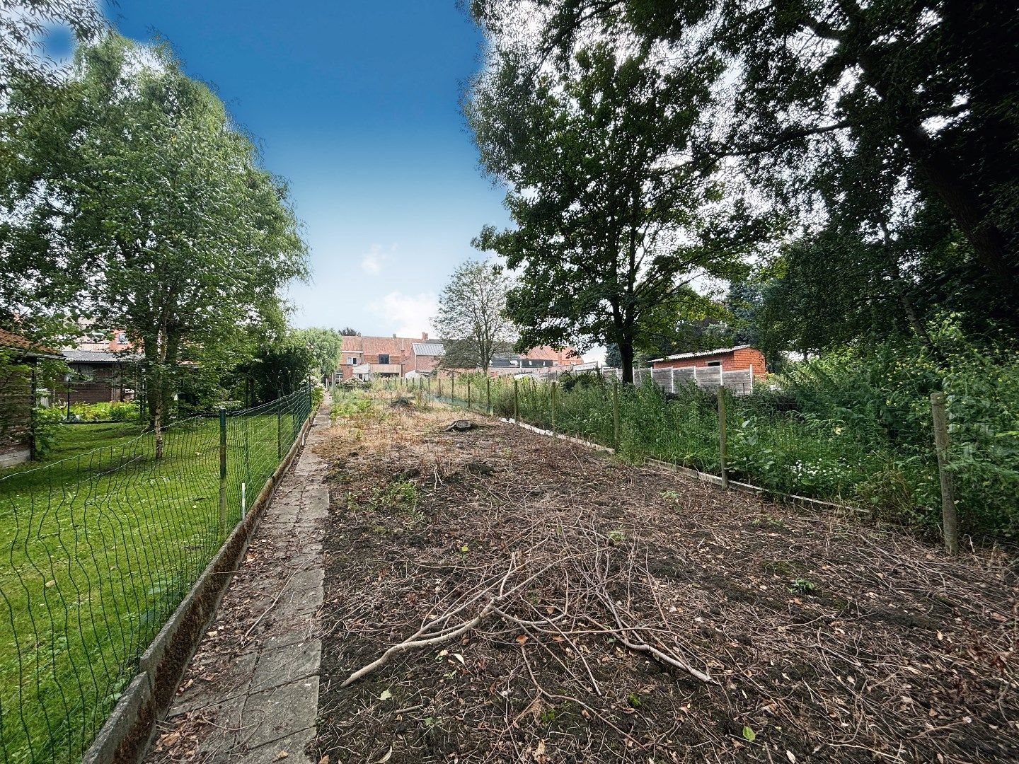 TE RENOVEREN STATIGE WONING MET 2SLPKS (3 MOGELIJK) EN GROTE TUIN (300M²) foto 5