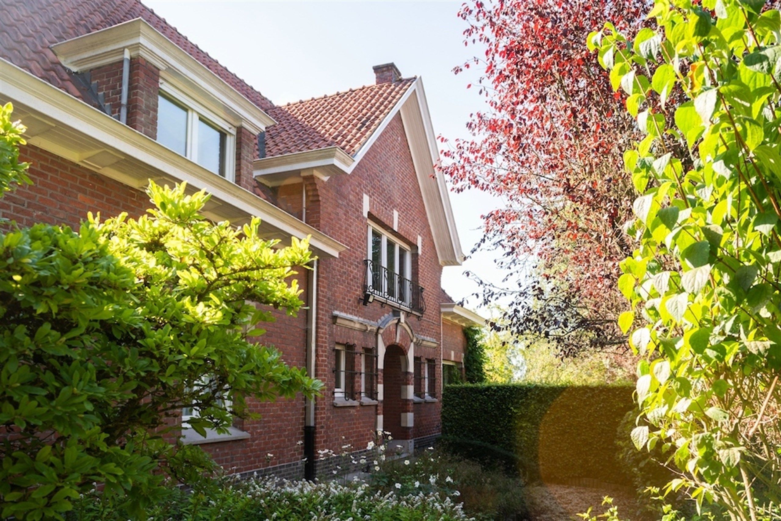 Royale en stevige eigendom op 1000 m2 aan de stadsrand foto 3