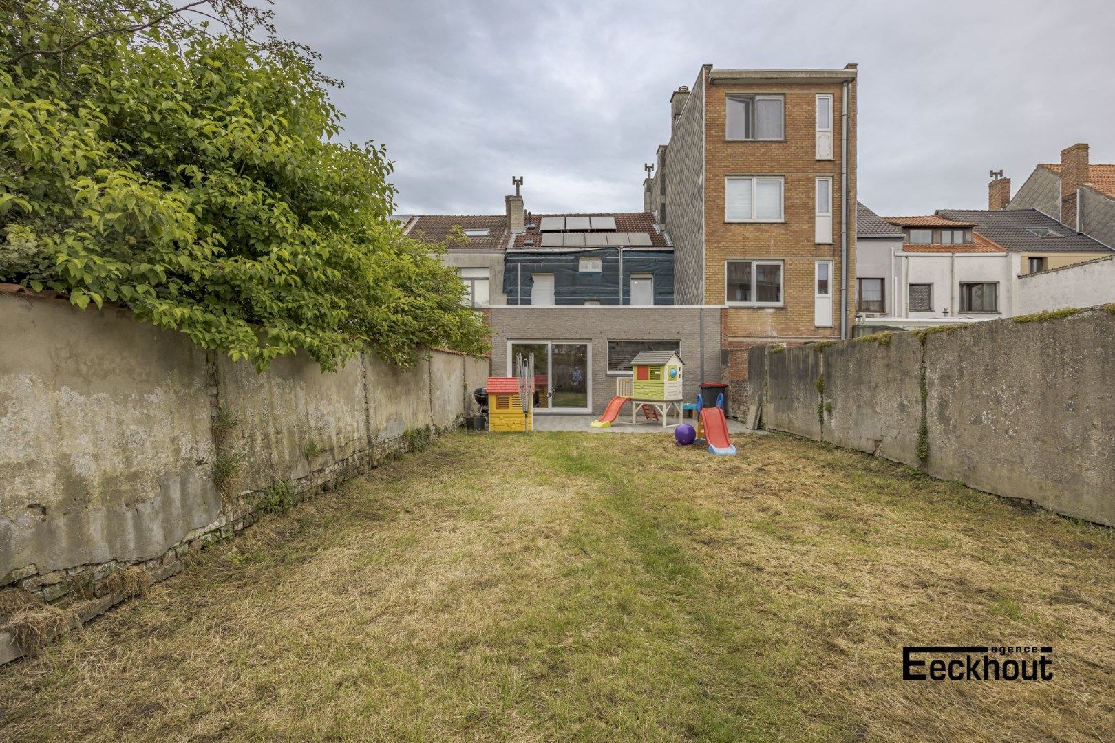 Grondig gerenoveerde woning met tuin, terras, garage en 4 slaapkamers te Oostende! foto 3