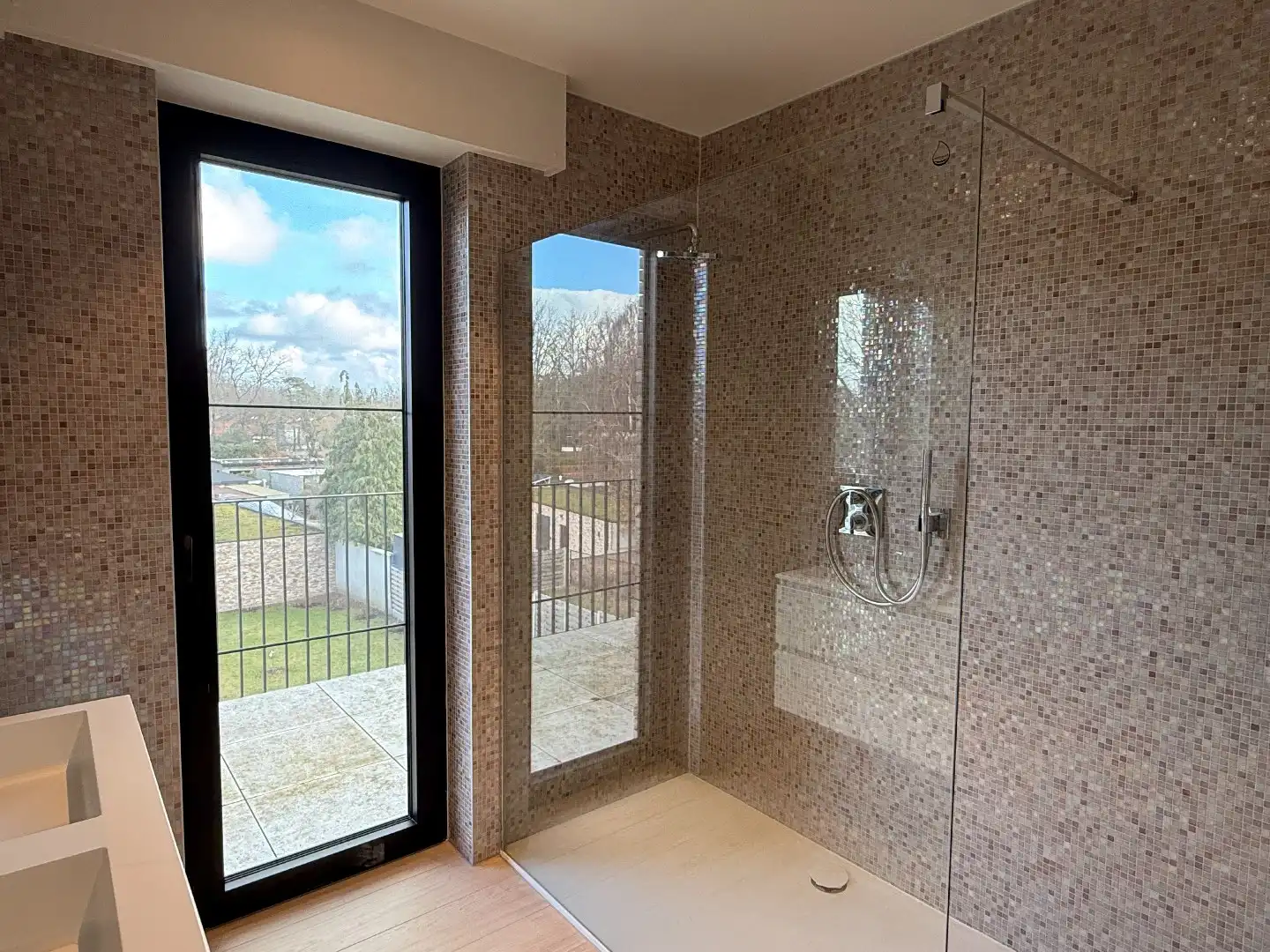 Exclusief penthouse met terrassen, carport en garage foto 20