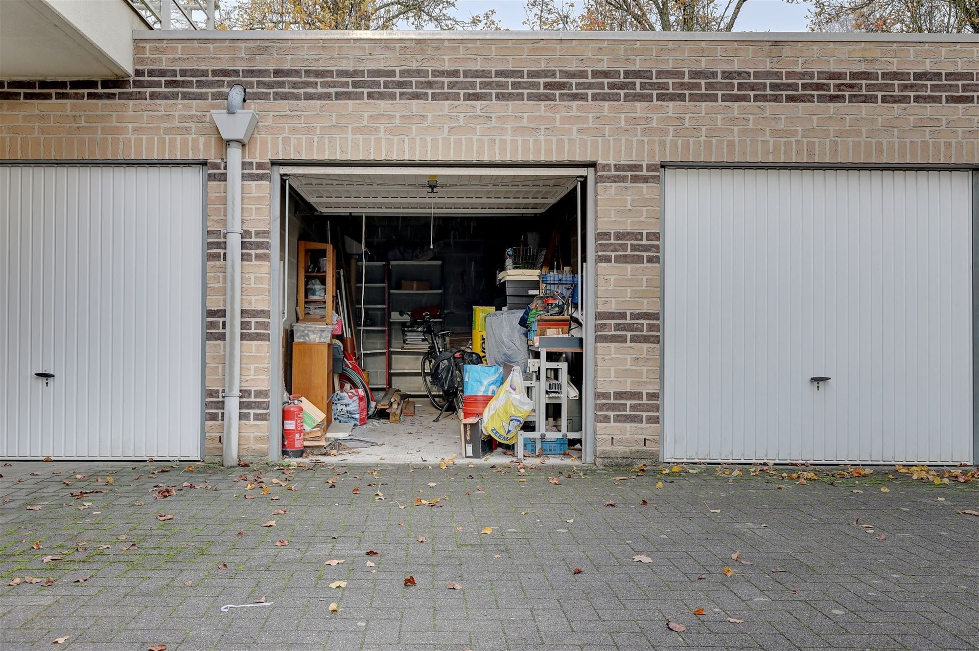 Ruime garagebox in Burcht foto 2