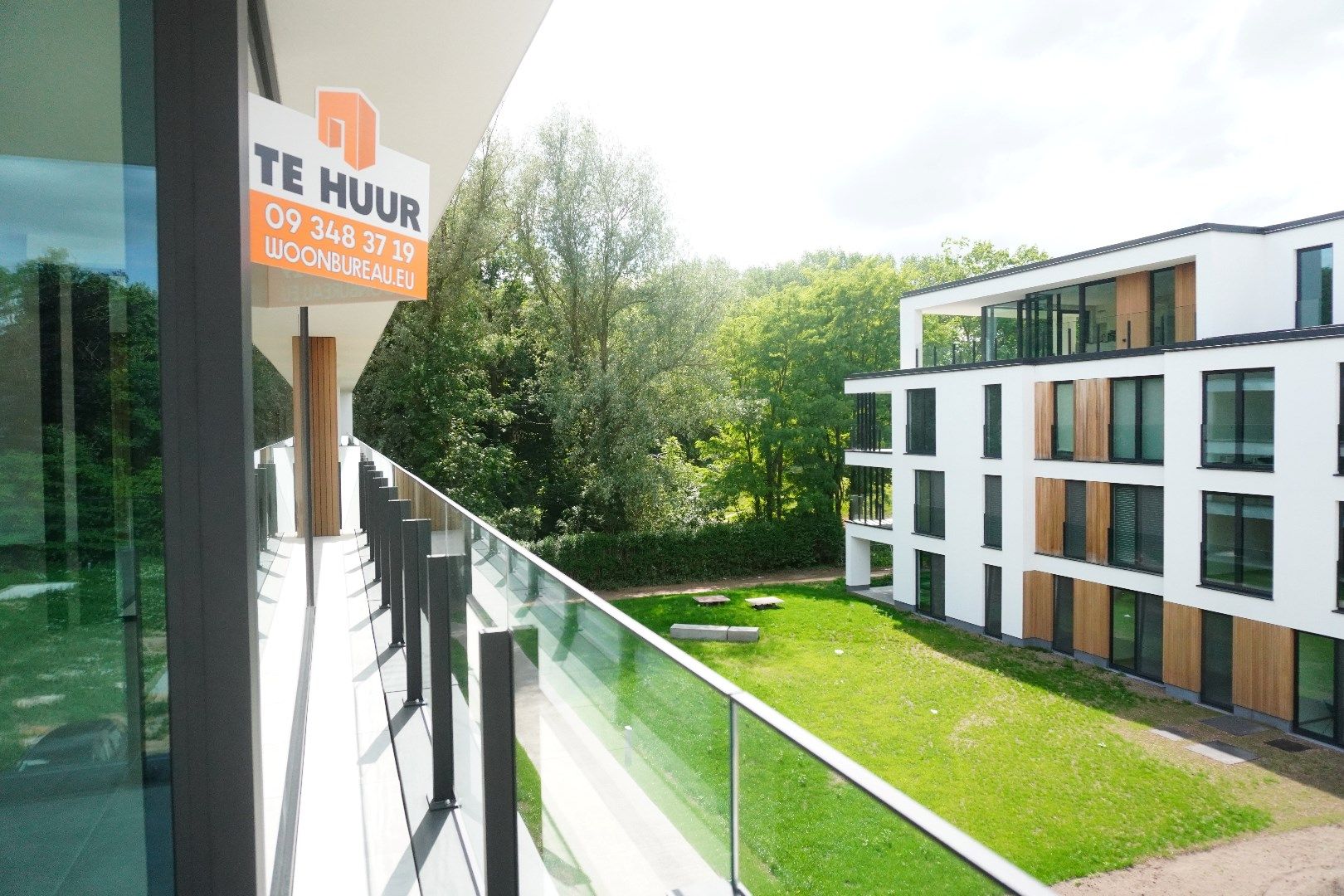 Uitzonderlijk en luxueus nieuwbouwappartement met 2 badkamers, 2 terrassen en autostaanplaats foto {{pictureIndex}}