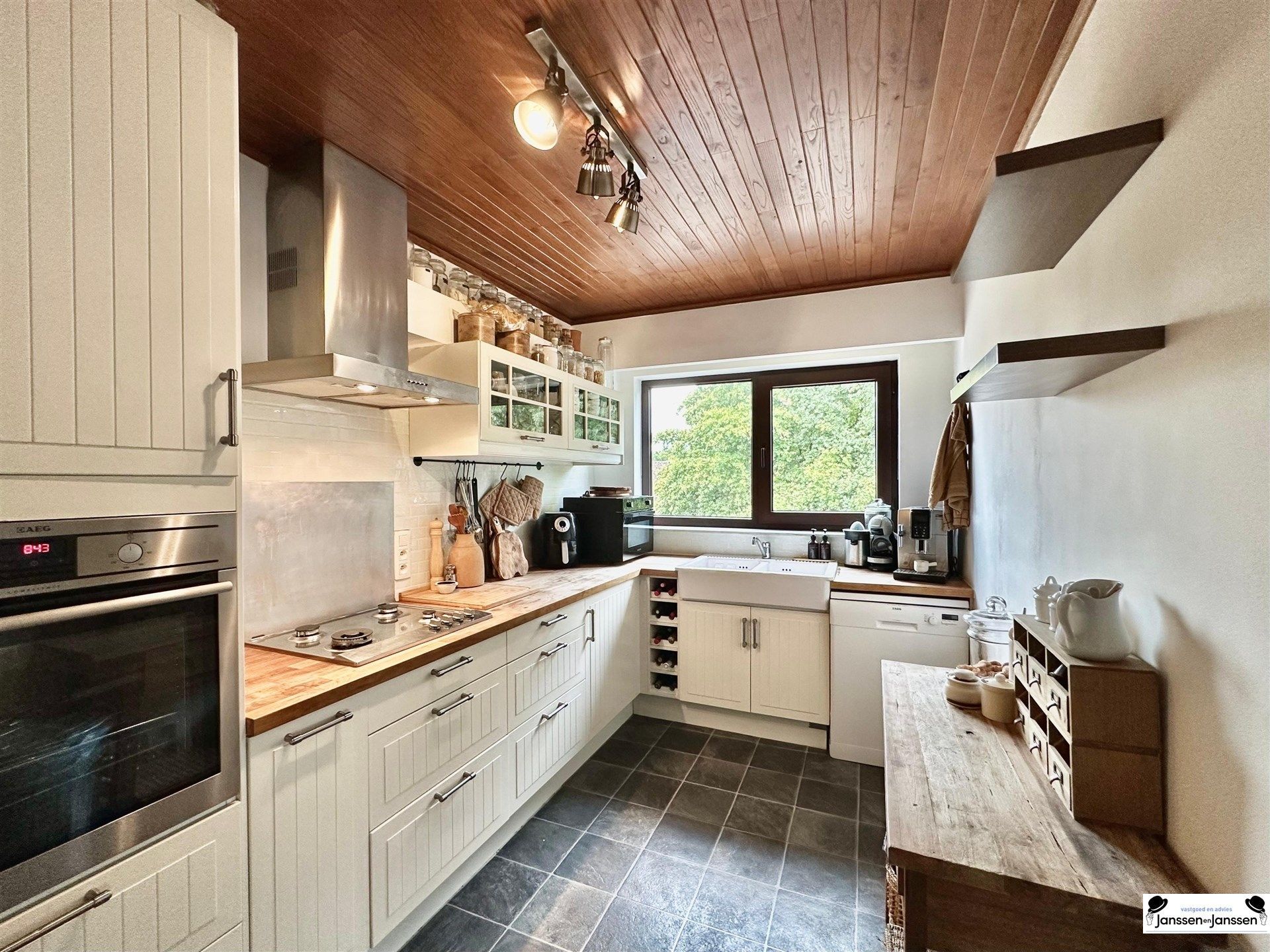 Ruim appartement met drie slaapkamers, terras en berging te Maria-Ter-Heide foto 8