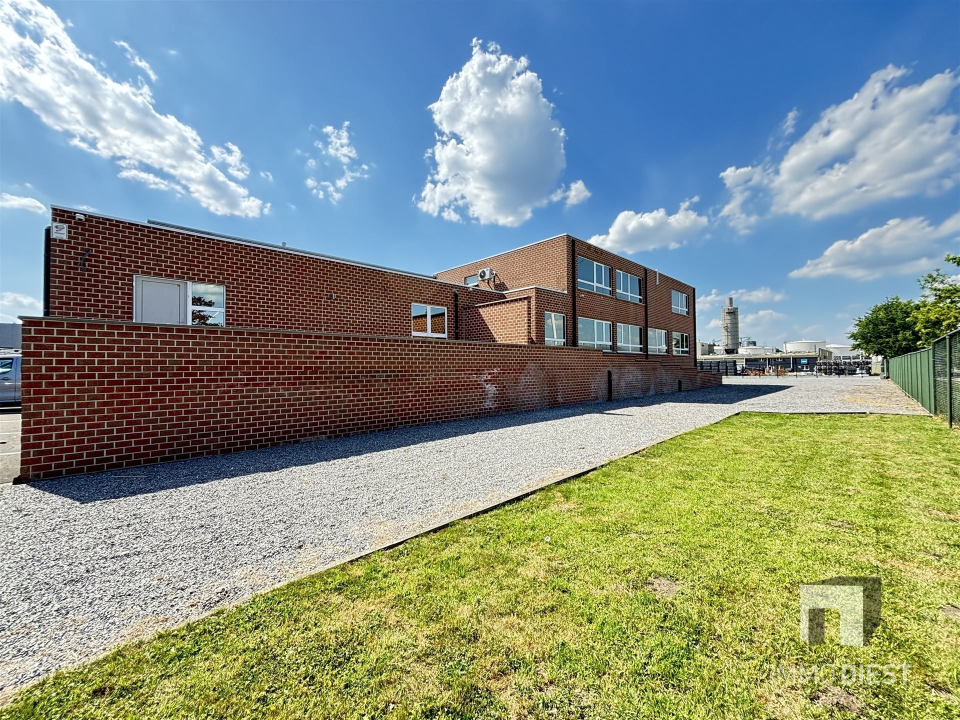 Gerenoveerd bedrijfsgebouw gelegen op het industrieterrein van Tessenderlo-Ham foto 38