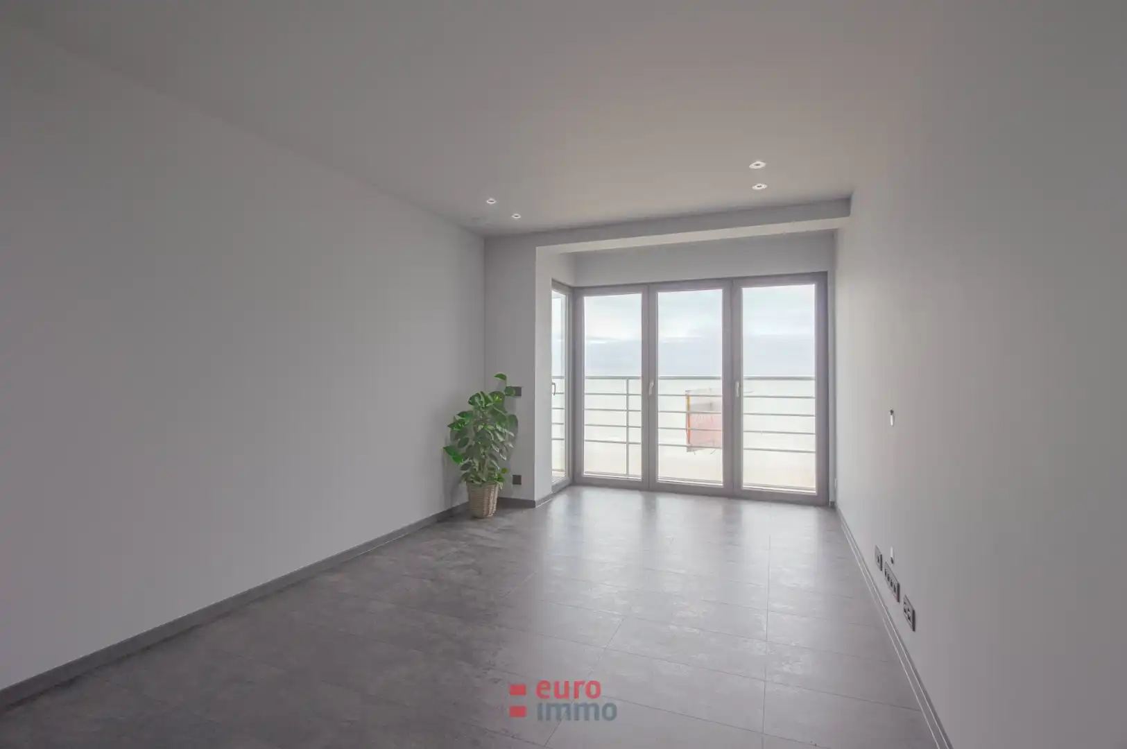Zéér centraal op de zeedijk gelegen studio in het bruisende Middelkerke! foto 6