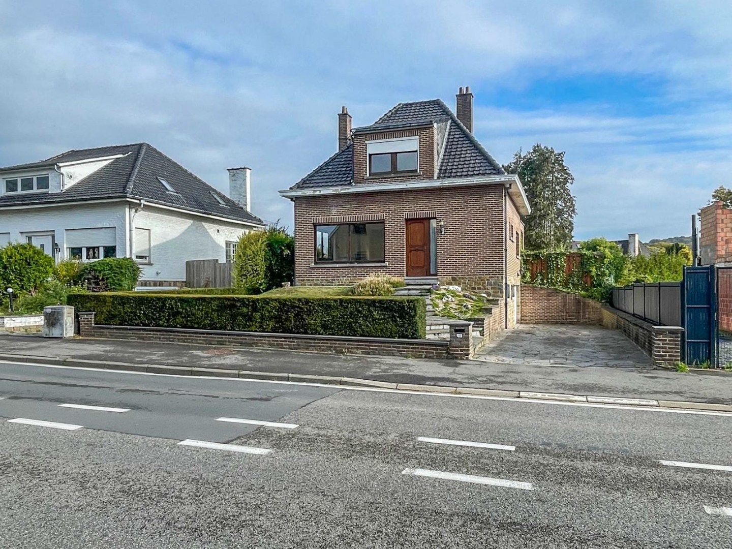 Hoofdfoto van de publicatie: Te renoveren viergevelwoning met tuin